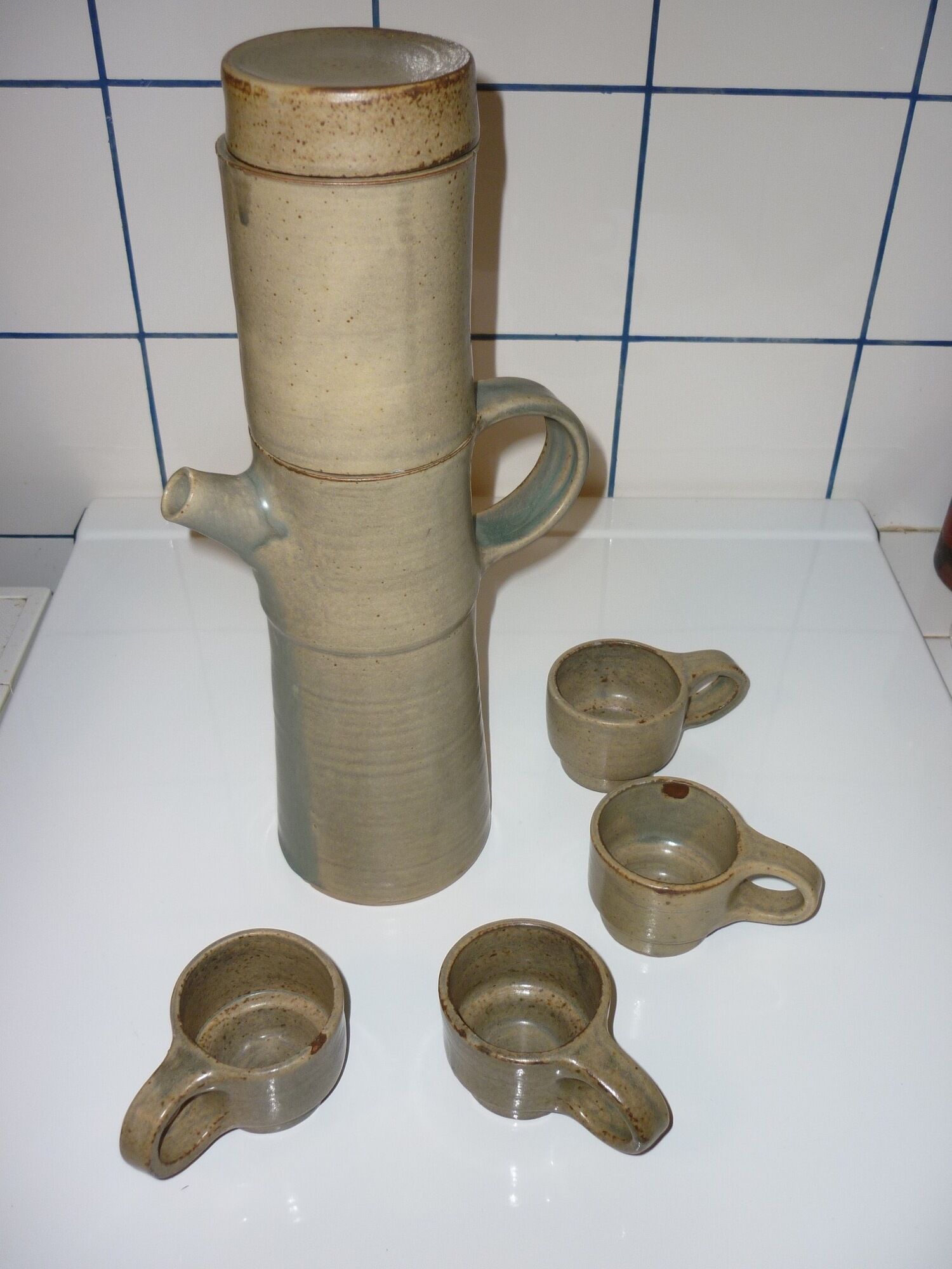 High coffee or teapot and 4 cups in sandstone
