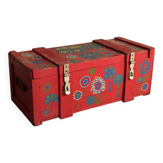 Malle en bois rouge avec motifs fleuris