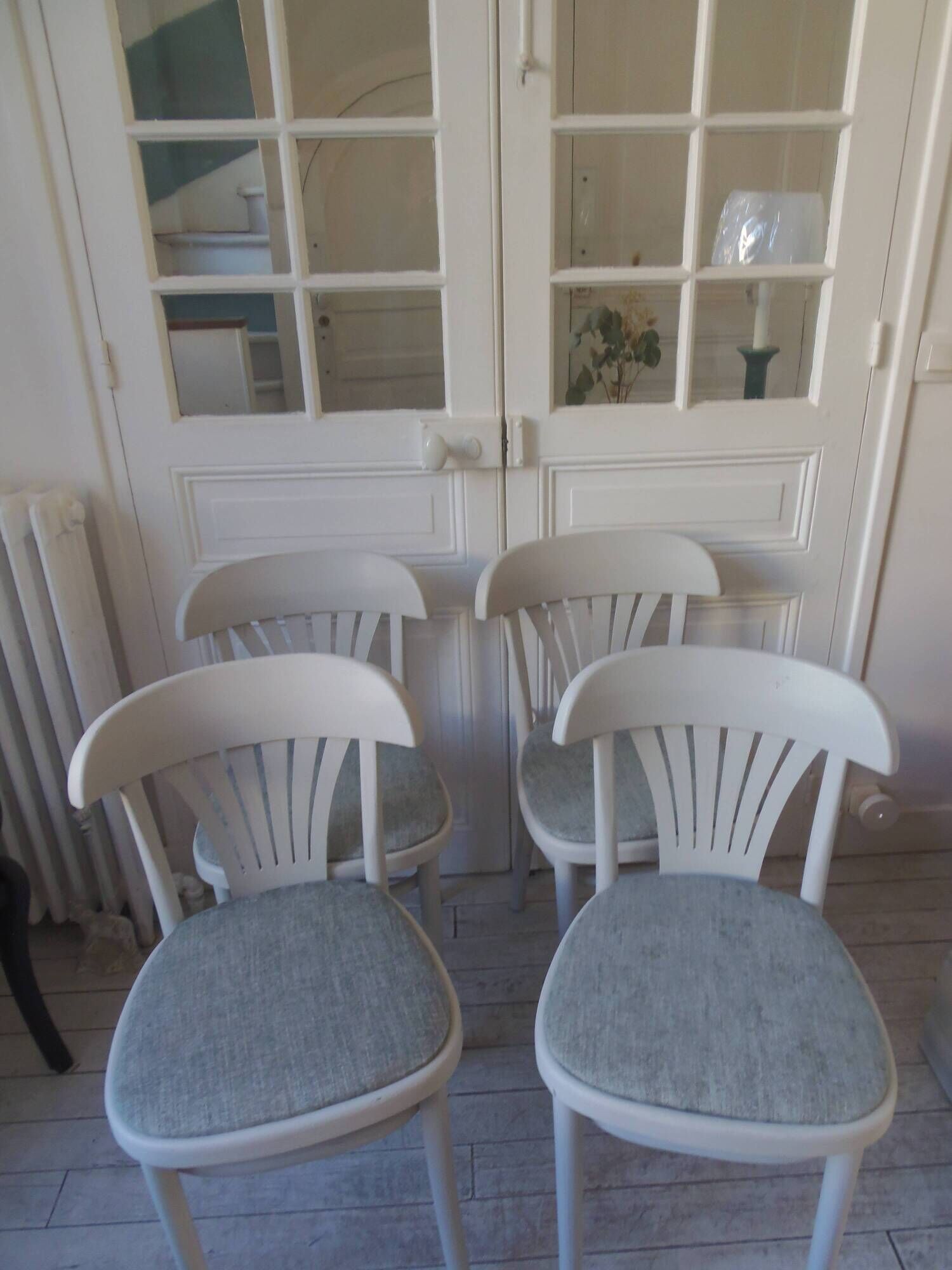 Set of 4 vintage bistro chairs from the 1970s, pearl grey patina.