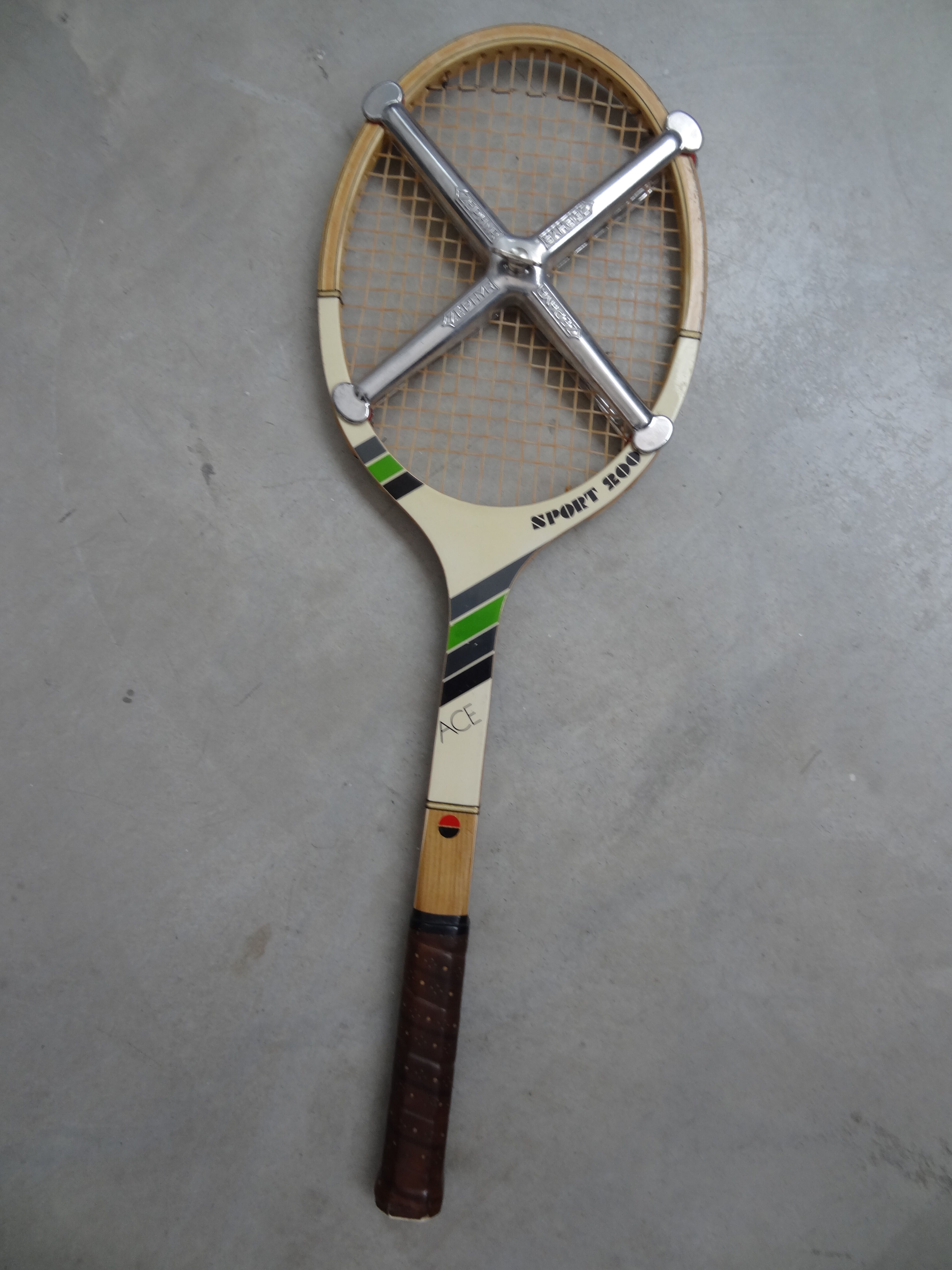 Vintage sports 2000 ACE voltage cross tennis racket