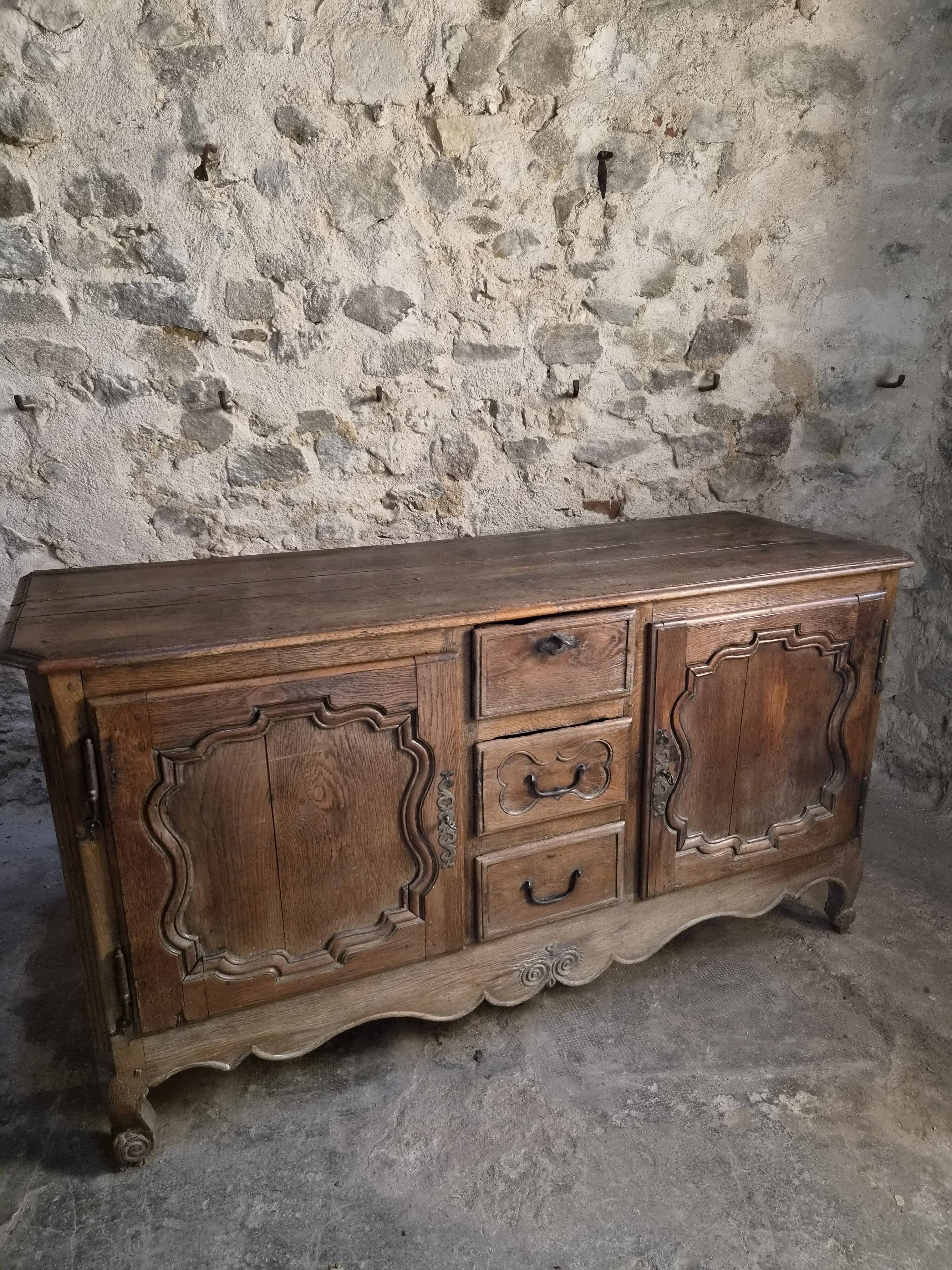 Grand oak buffet from the 18th century, Auvergne