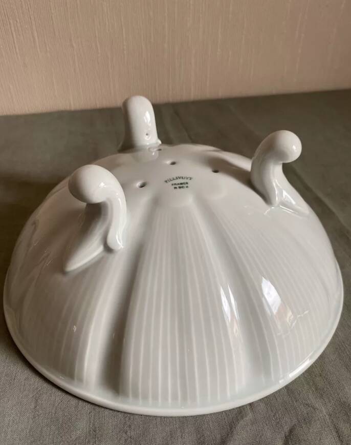 Porcelain tripod fruit strainer, Pillivuyt