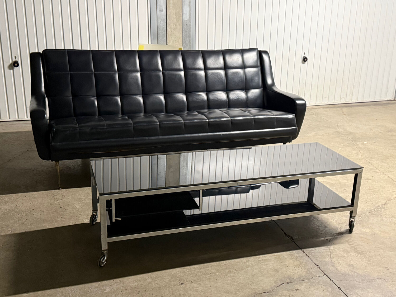 Table basse design vintage chrome et verre fumé noir sur roulettes