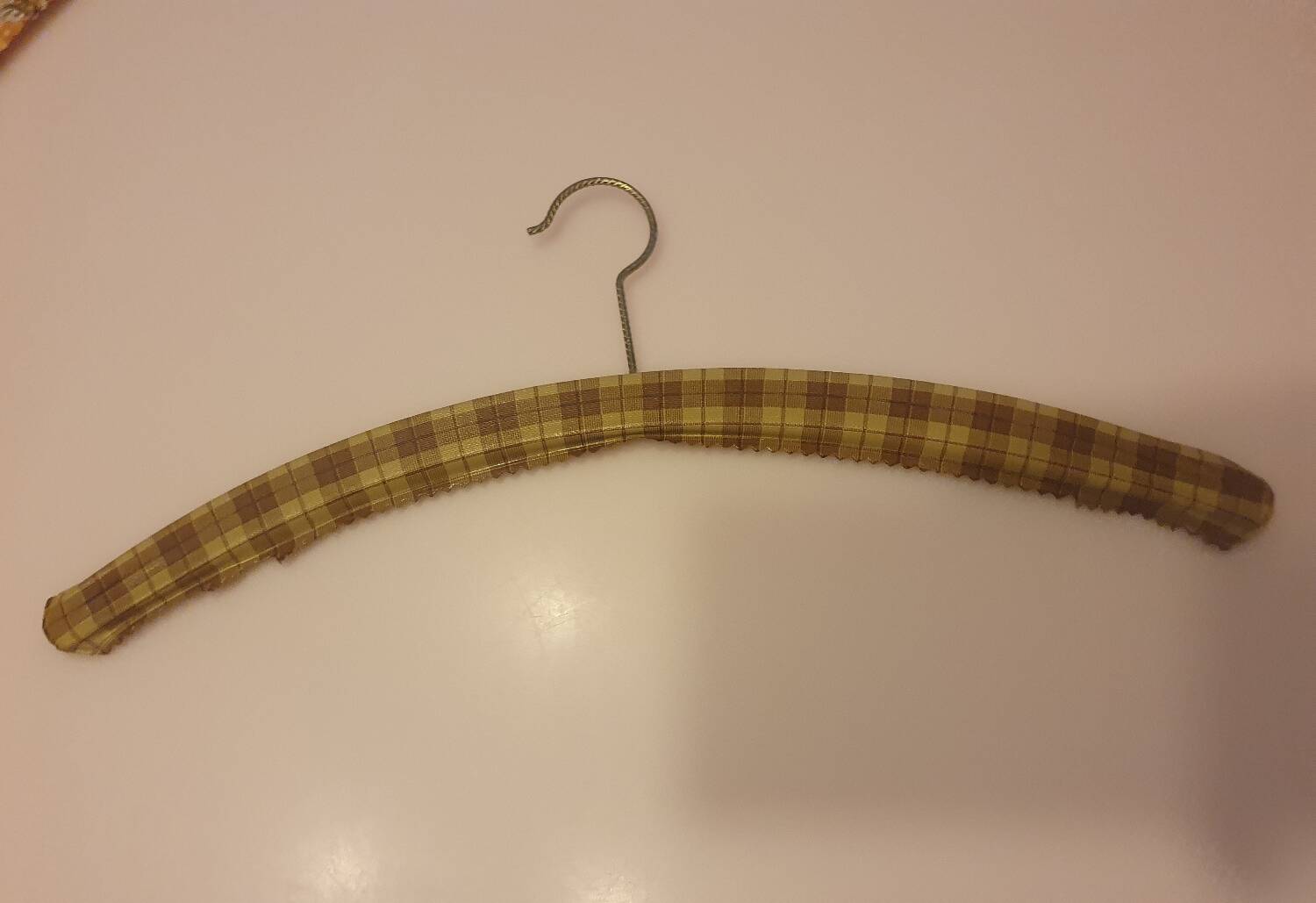 Lot de 4 cintres vintage 70's 
bois recouvert de tissu plastique 
2 motif tartan carreaux écossais beige camel marron 
vintage
