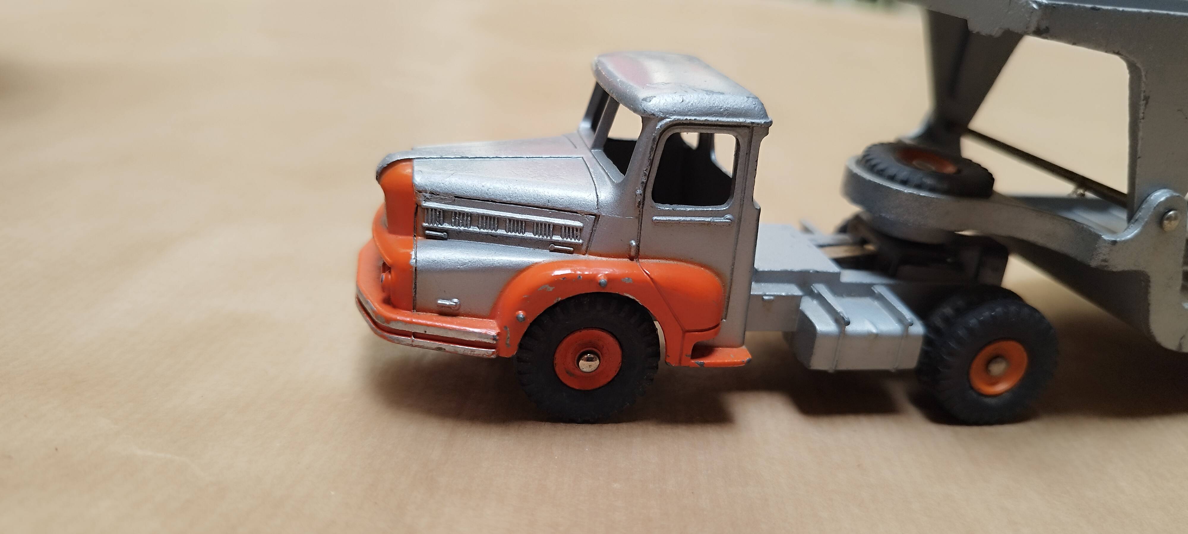 Camion Dinky toys porte voitures