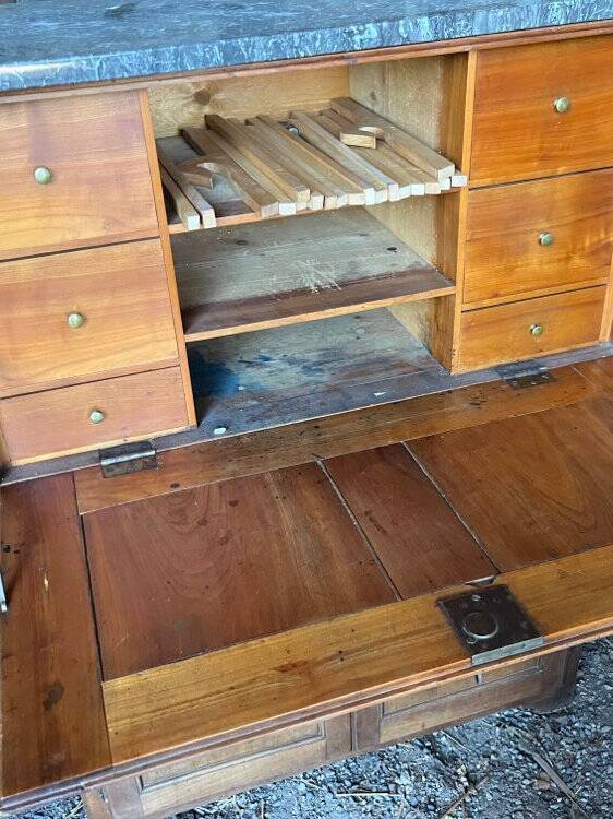Secretary in walnut, late 19th century to early 20th century.