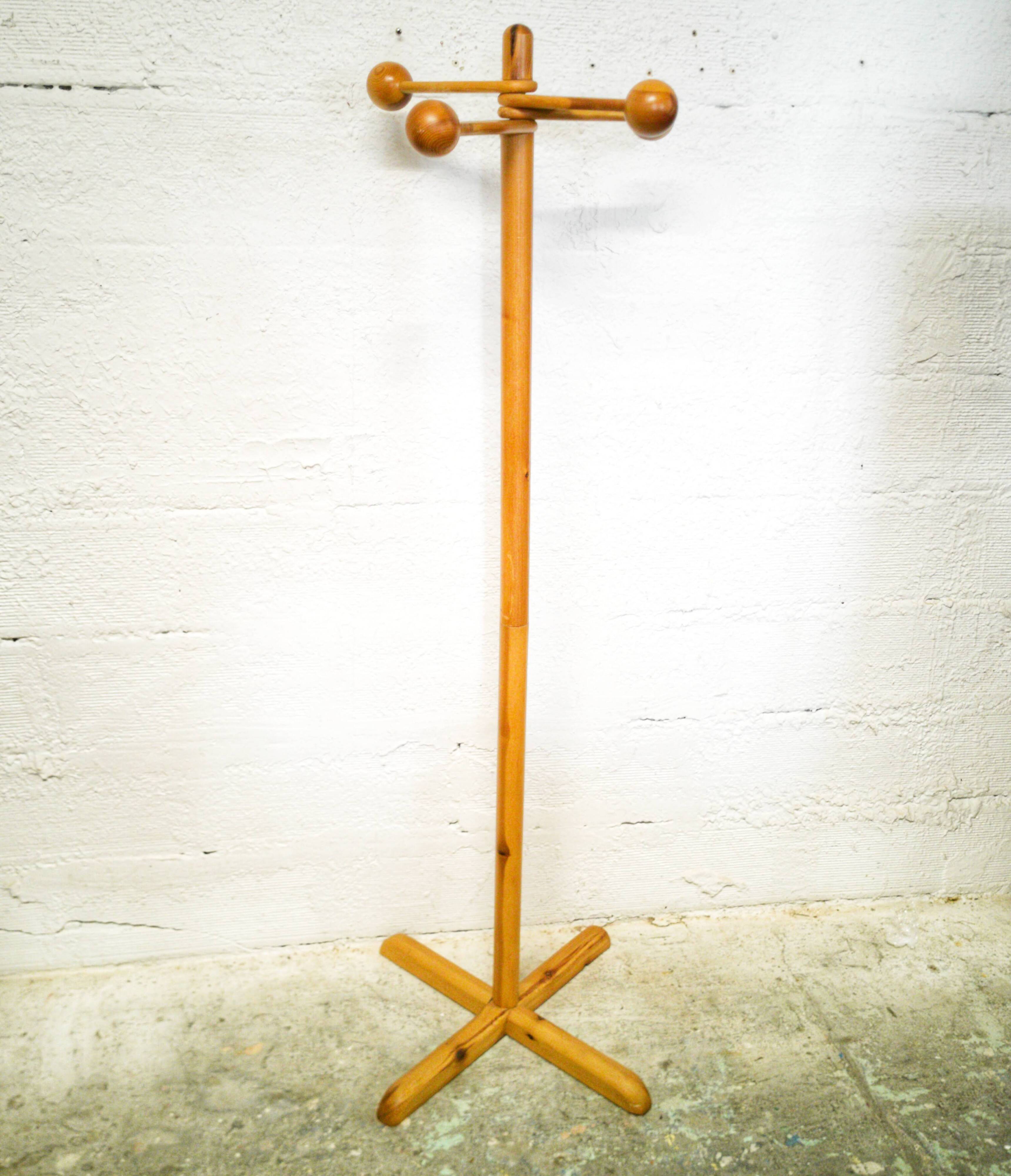 Porte-manteau sur pied en pin