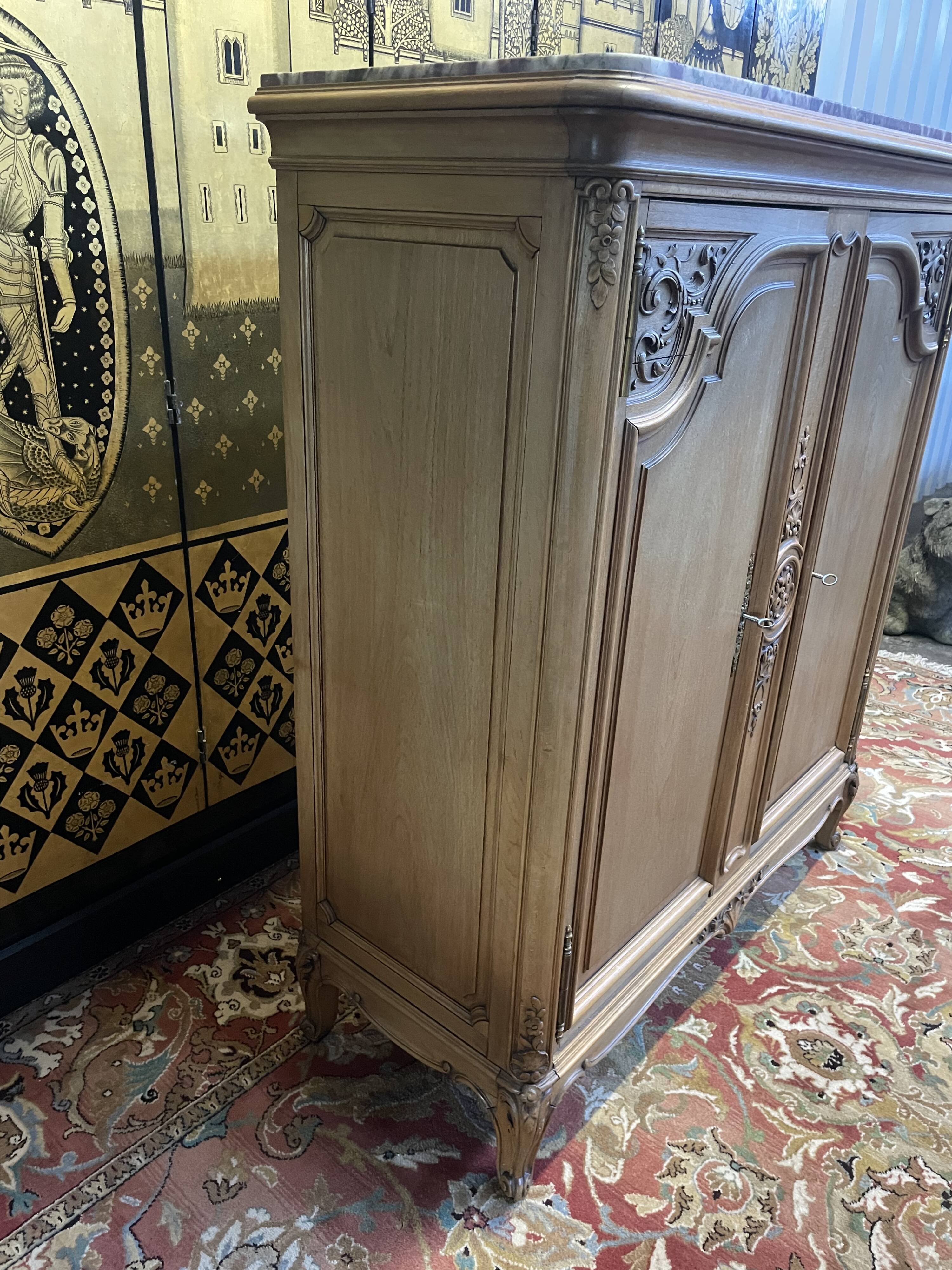 Buffet style Louis XV à hauteur d’appui