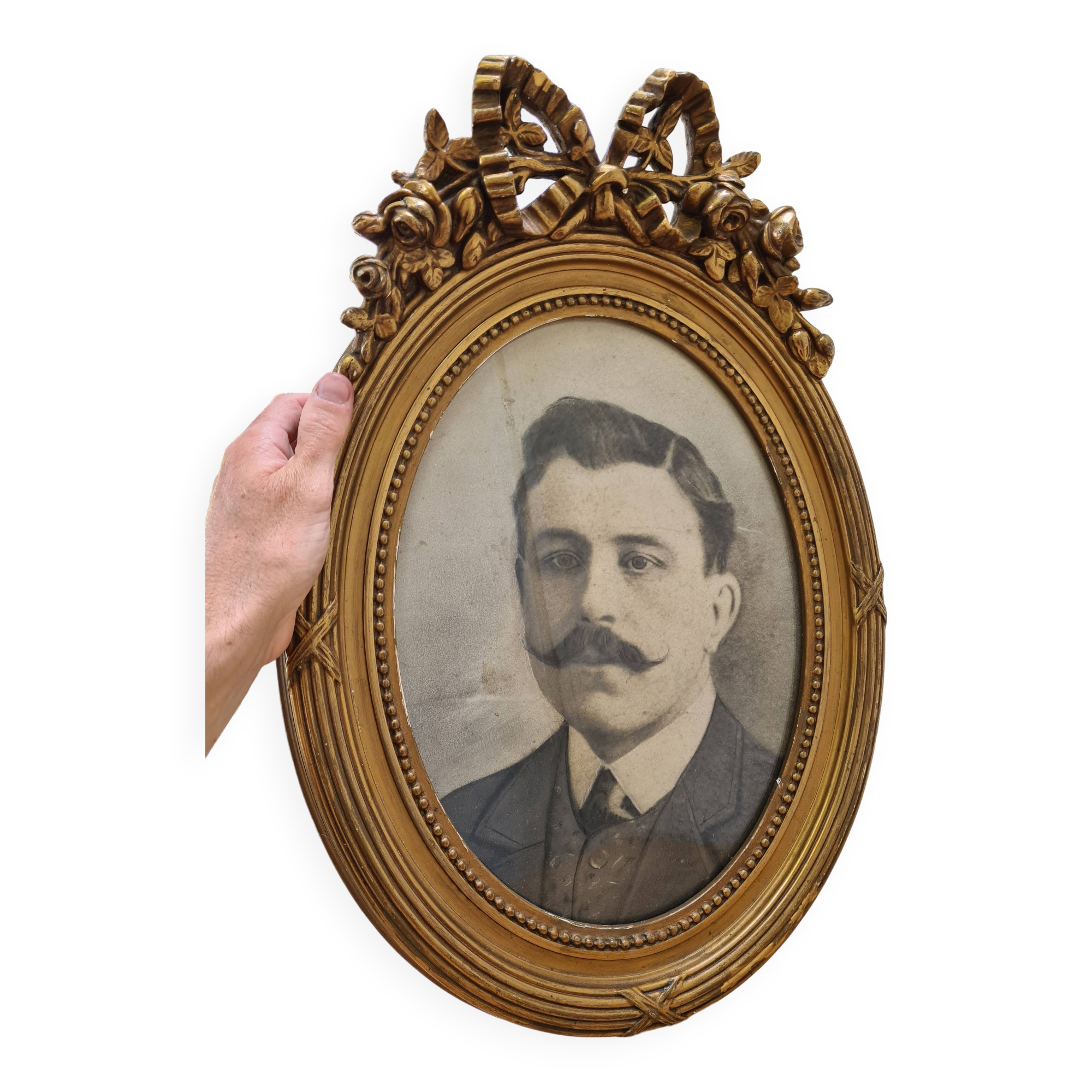 Antique medallion frame in gilded stucco with its period portrait.