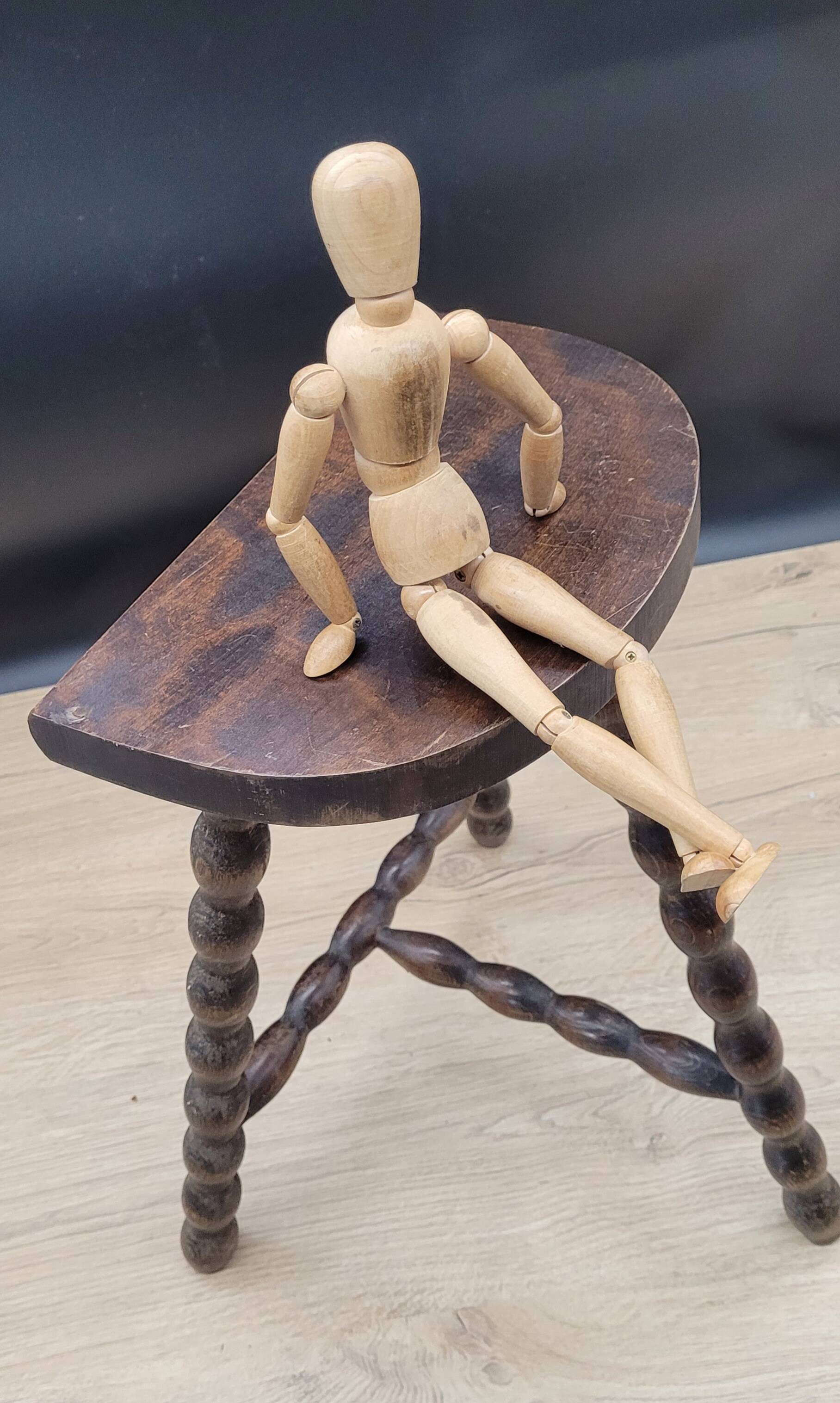 Tripod stool with square ball feet