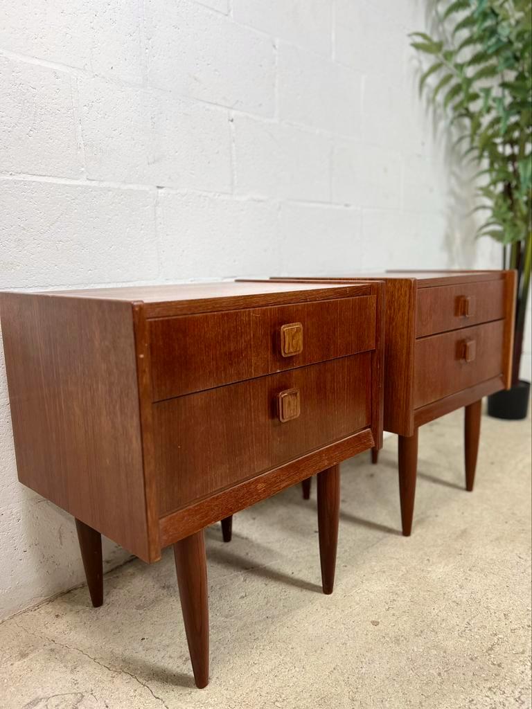 Paire de tables de chevet  vintage