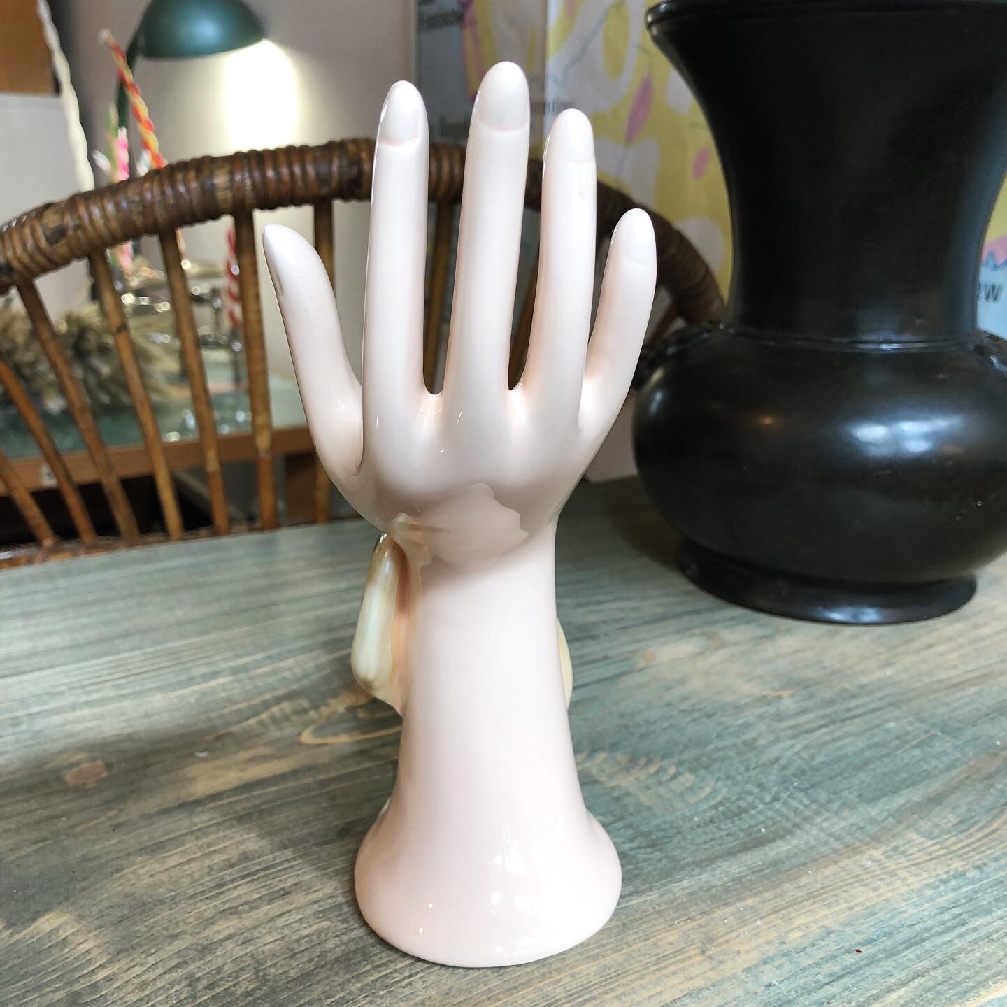 Hand baguier woman in hat