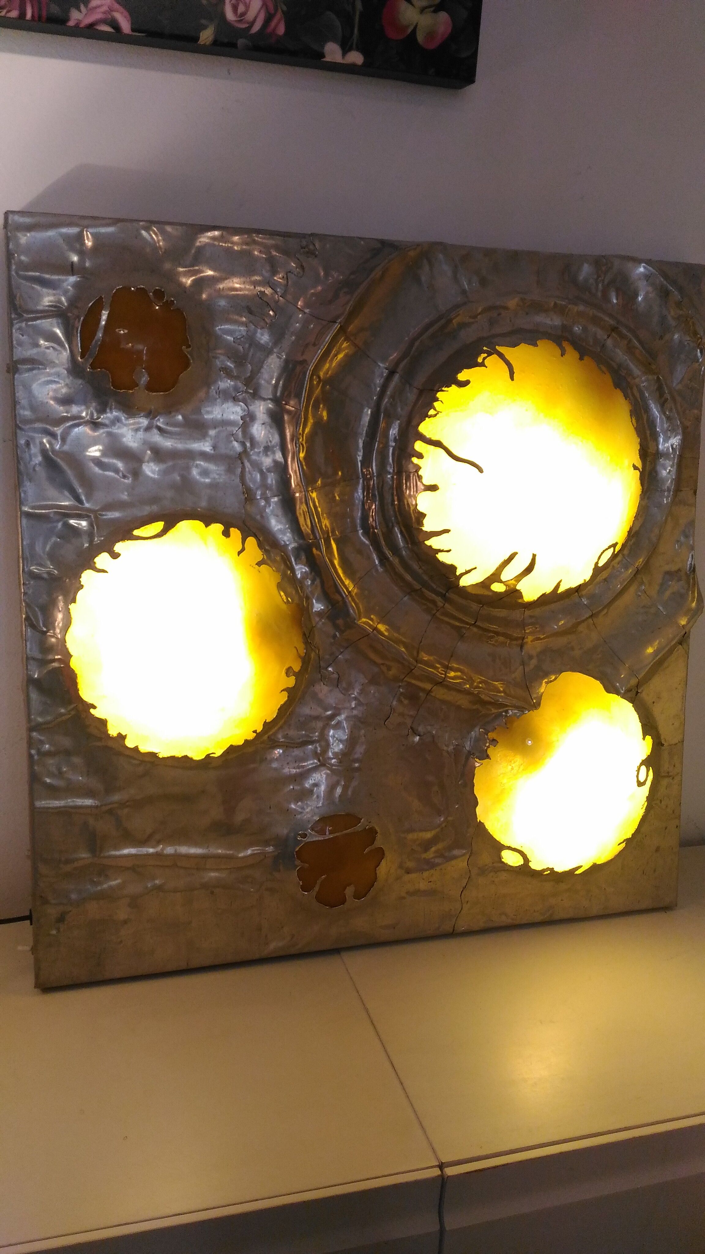 Bright sculptural wall sconce