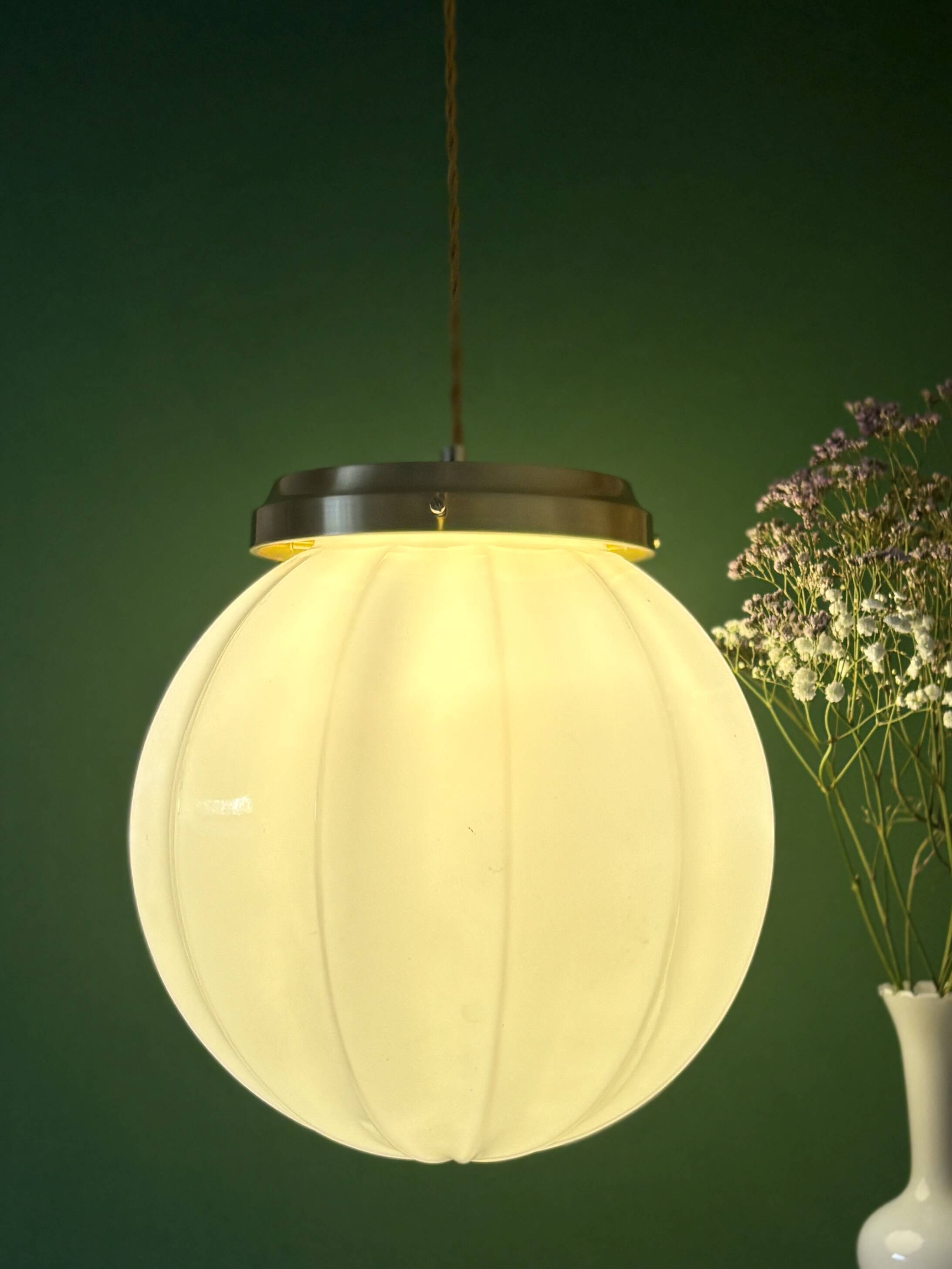 Suspension globe vintage XL en opaline blanche