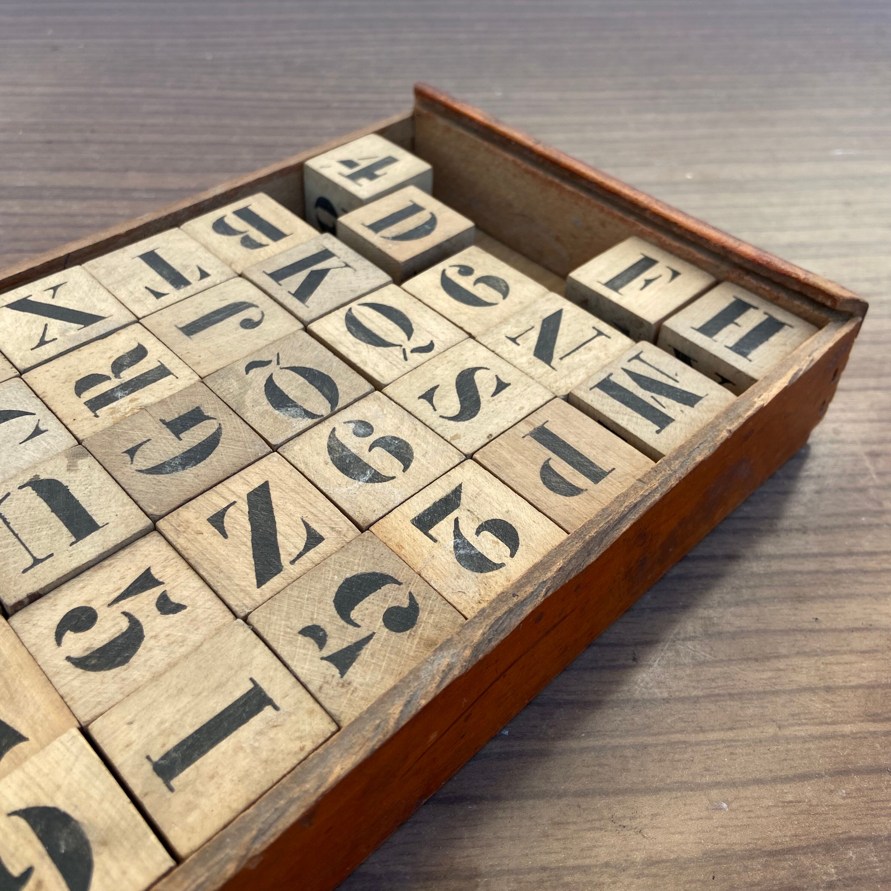 Jeu alphabétique pour enfant, 32 anciens cubes et sa boite sérigraphiée, jeu éducatif vintage