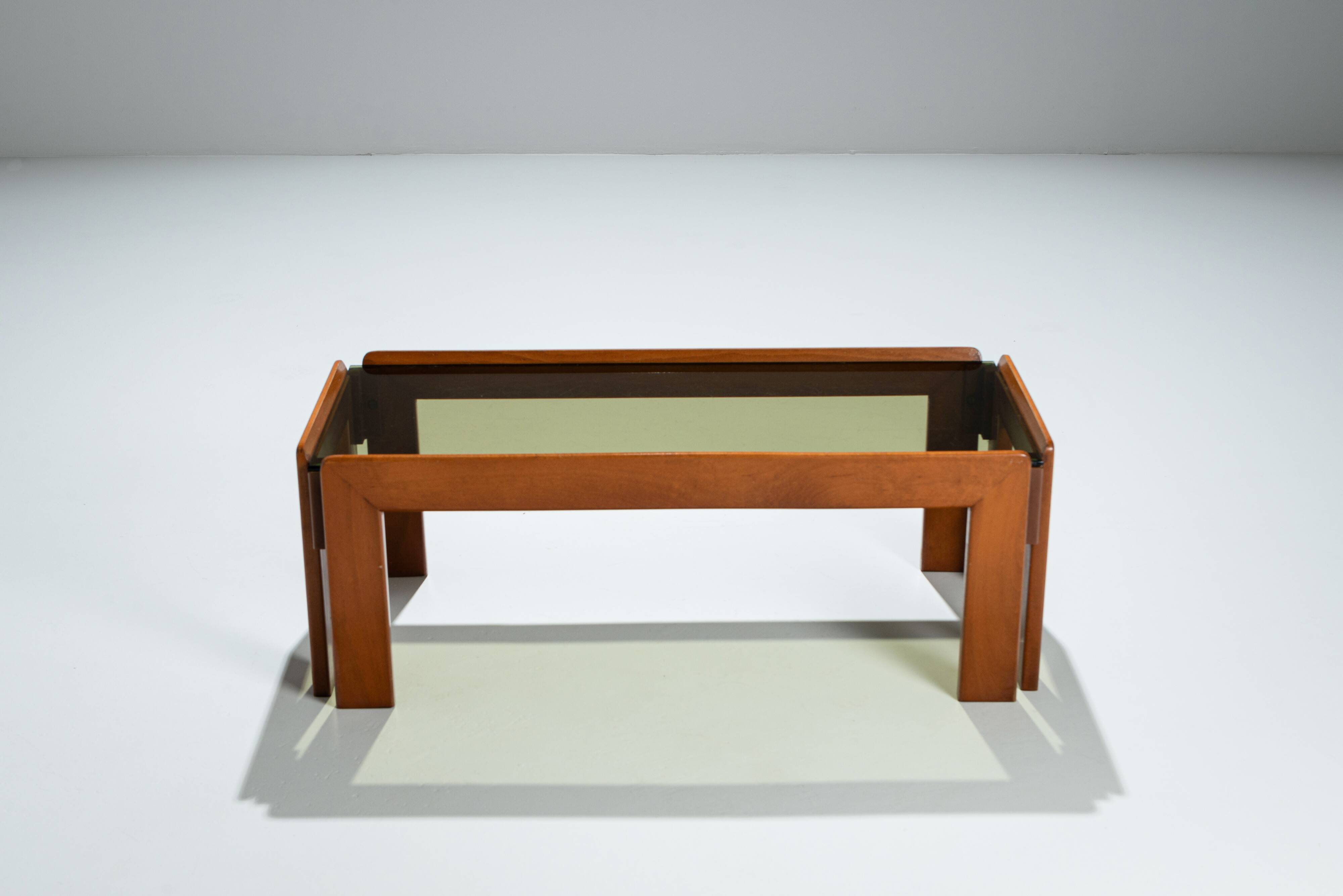 Table basse avec plateau en verre fumé attribuée à Scarpa