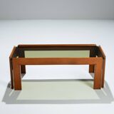 Table basse avec plateau en verre fumé attribuée à Scarpa