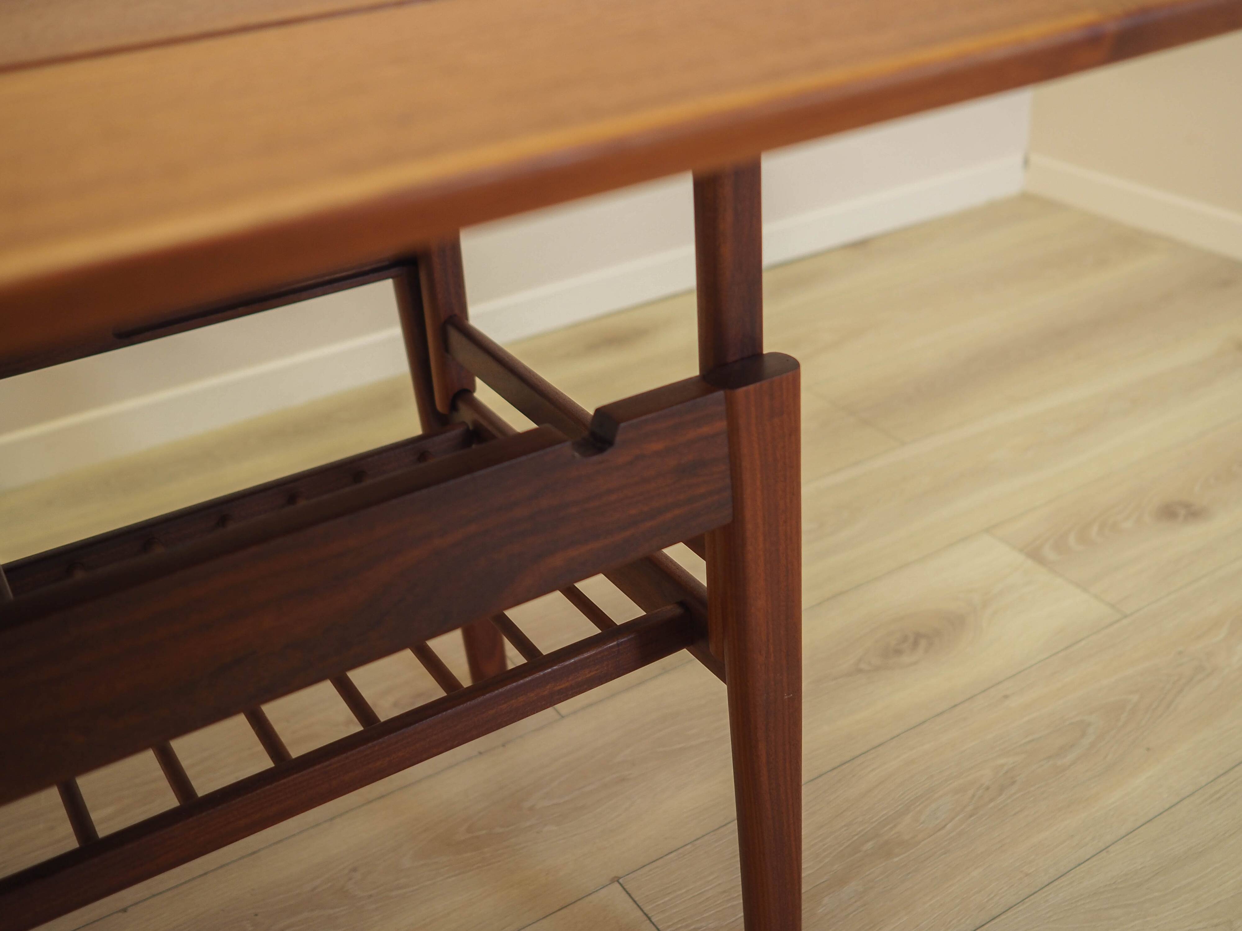 Table basse en teck danois avec étagère, années 1960
