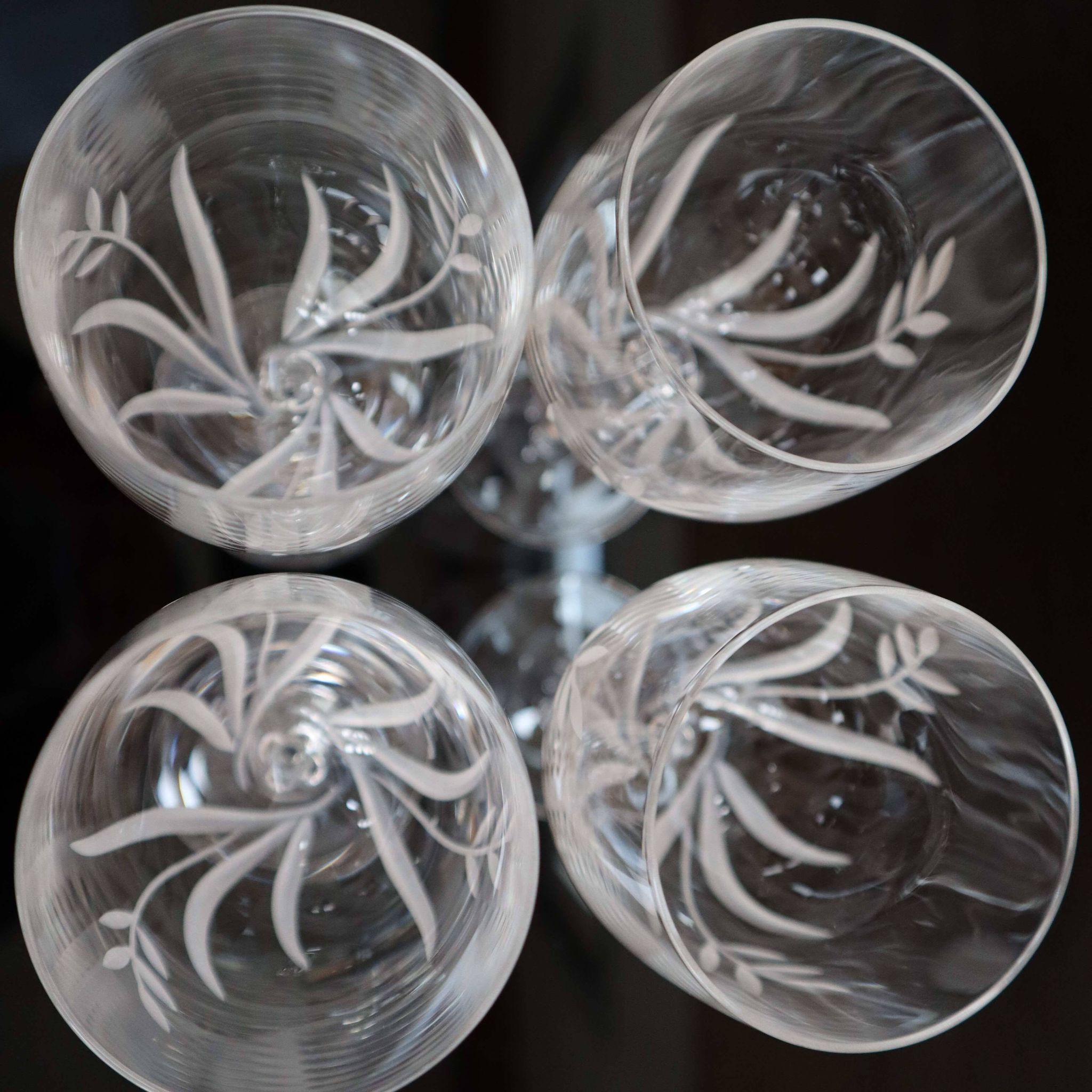 Ensemble de 4 verres à vin blanc vintage en cristal gravé
