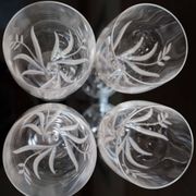 Ensemble de 4 verres à vin blanc vintage en cristal gravé