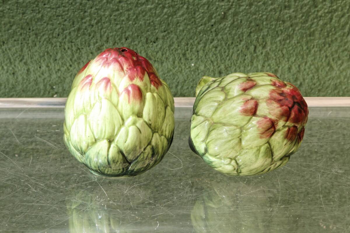 Pair of salt and pepper shakers in earthenware, artichokes