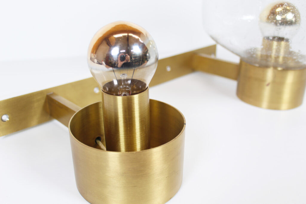 Appliquz mural en laiton vintage et en verre soufflé à la bouche.