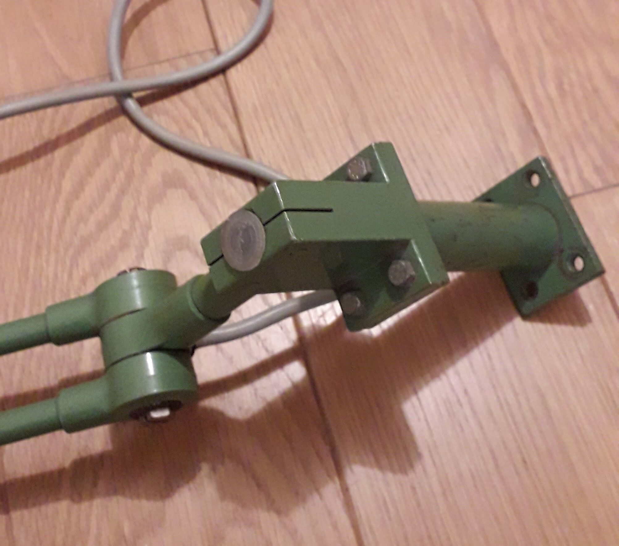 Workshop 2 articulated lamp arms