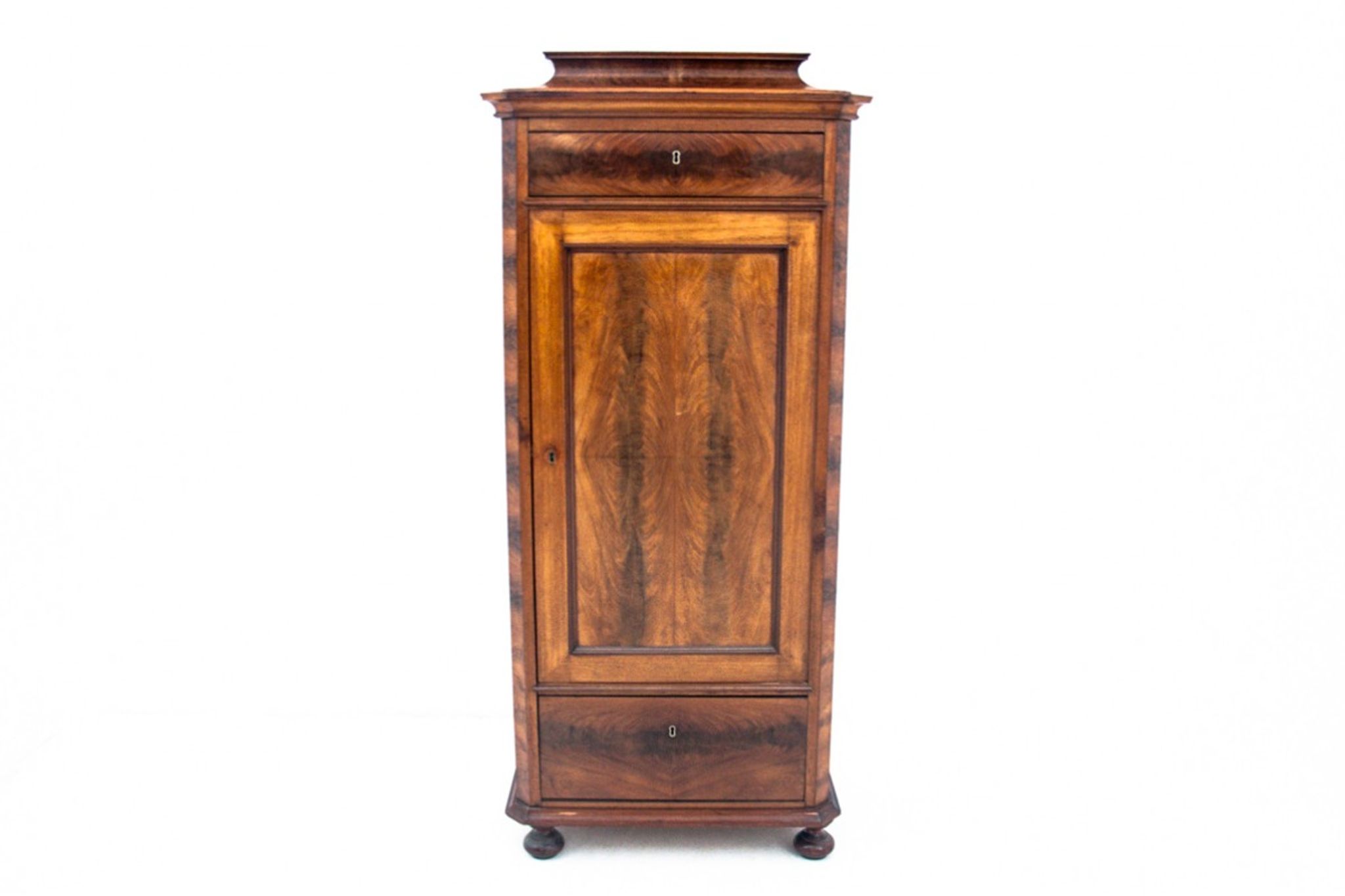 Une commode à piliers, Europe du Nord, vers 1860