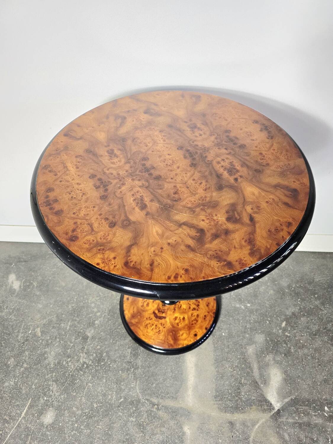 Table d'appoint en noyer et bois ébène de style Art Déco
