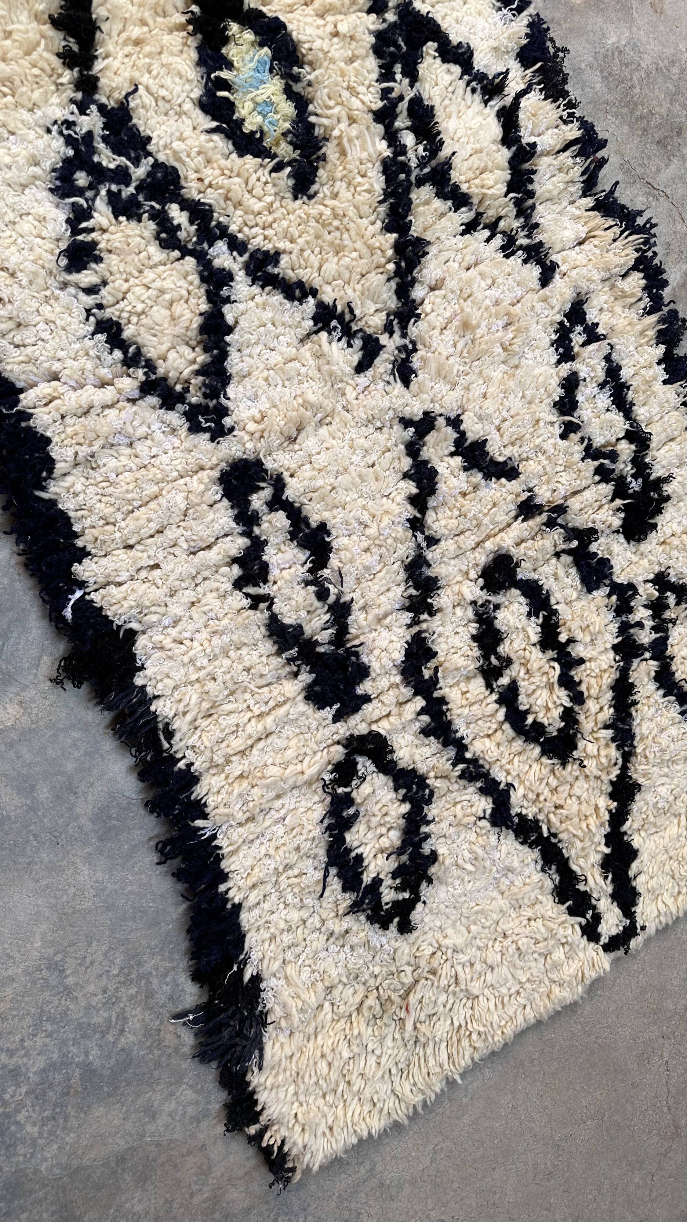 Azilal white and black Moroccan rug - 167 x 72 cm