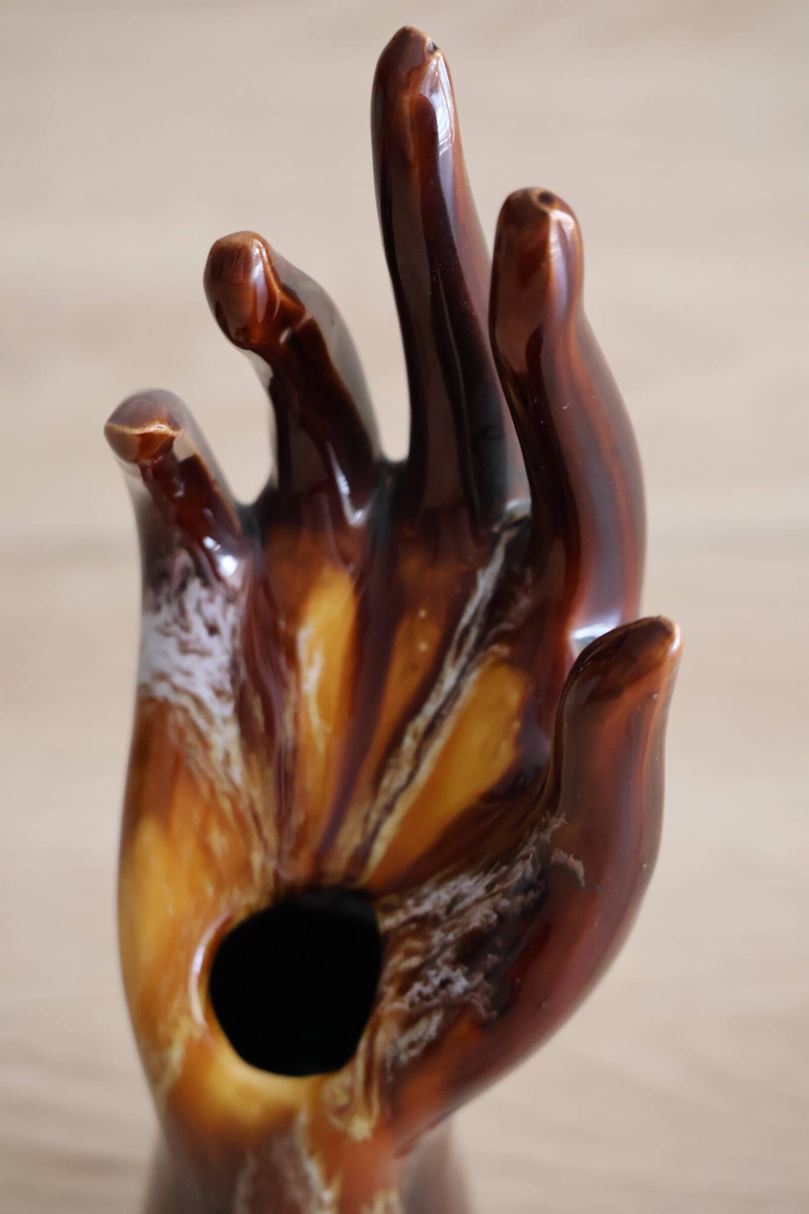 Main baguier ou vase soliflore années 70 en céramique émaillée