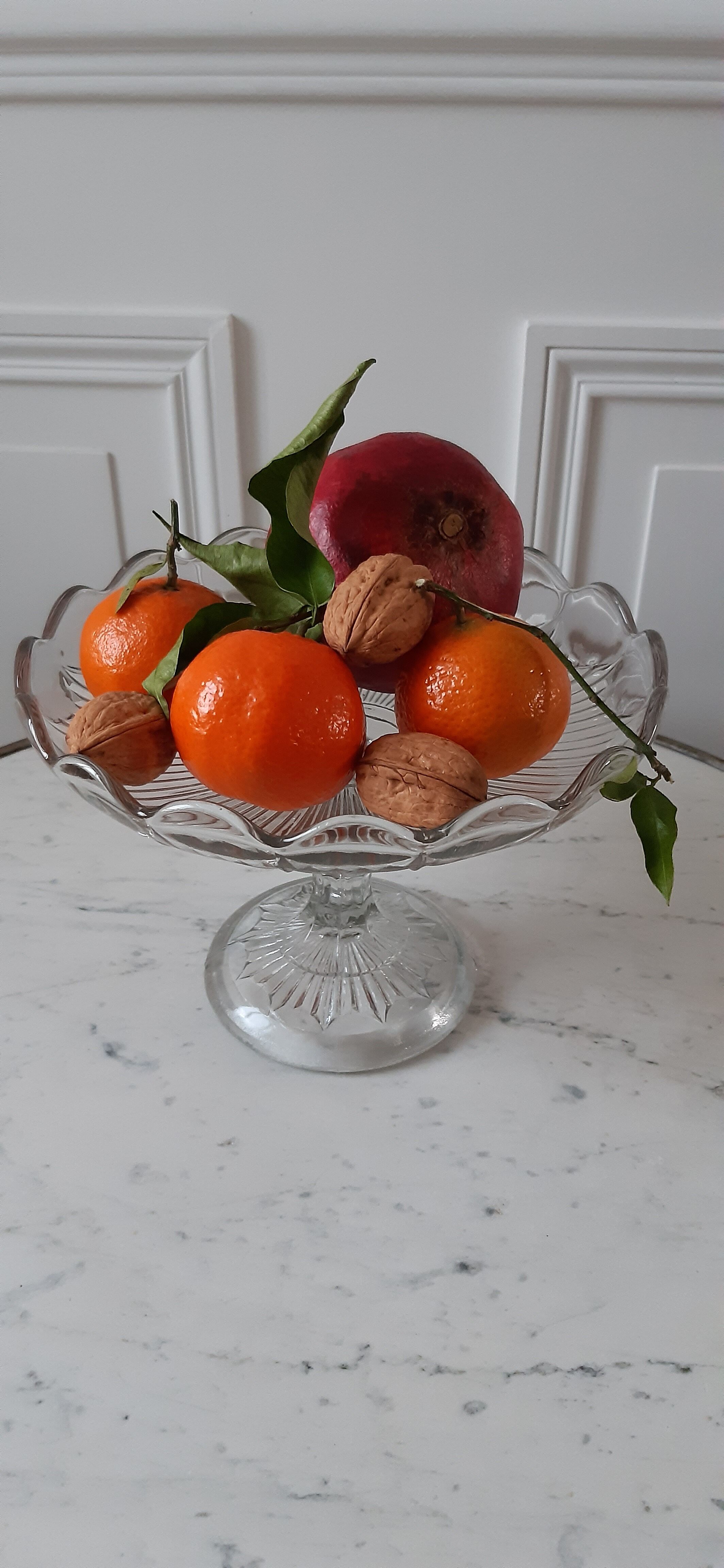 Compotier / servant in molded glass 30s