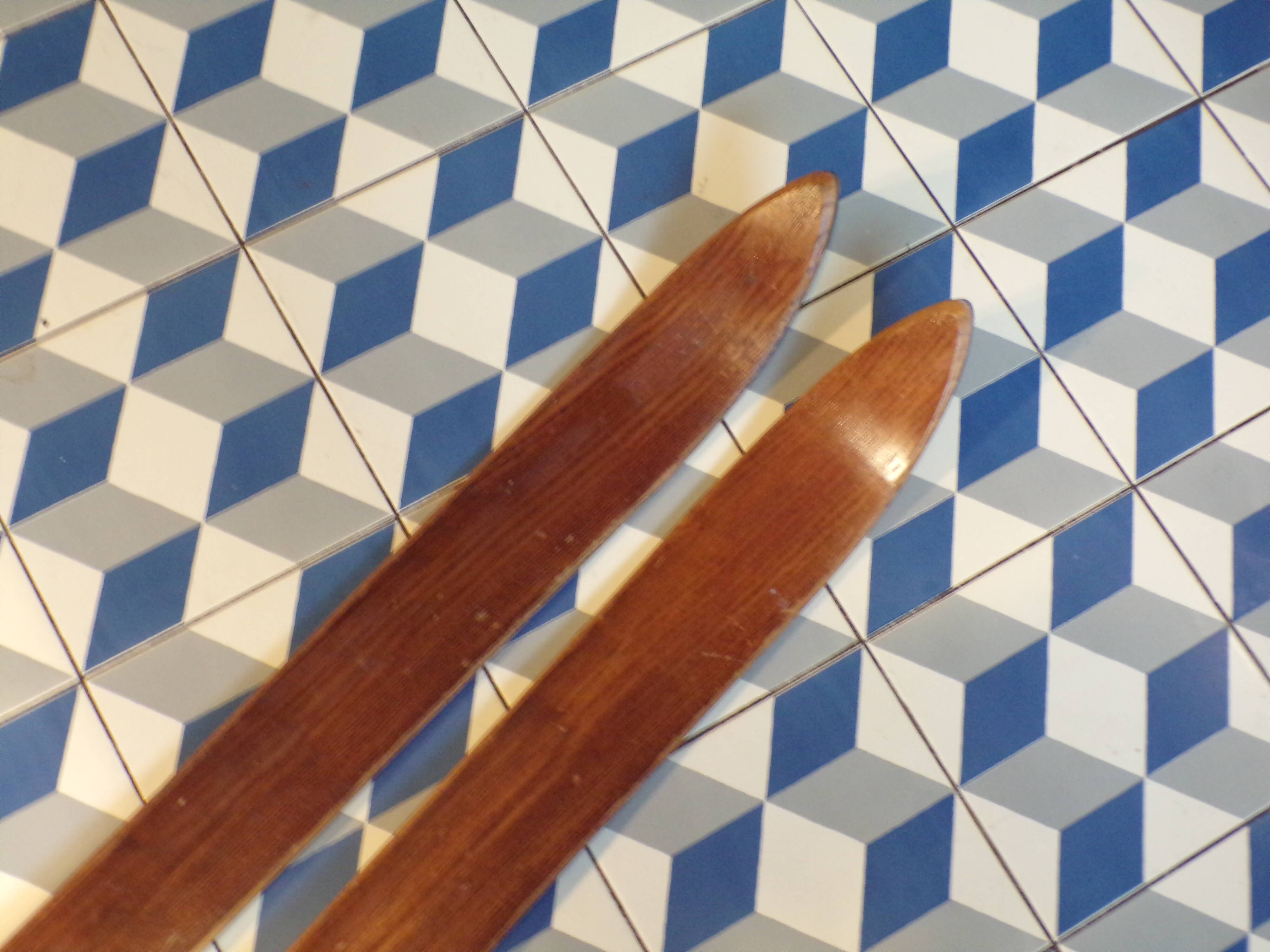 Pair of vintage wooden skis L=203