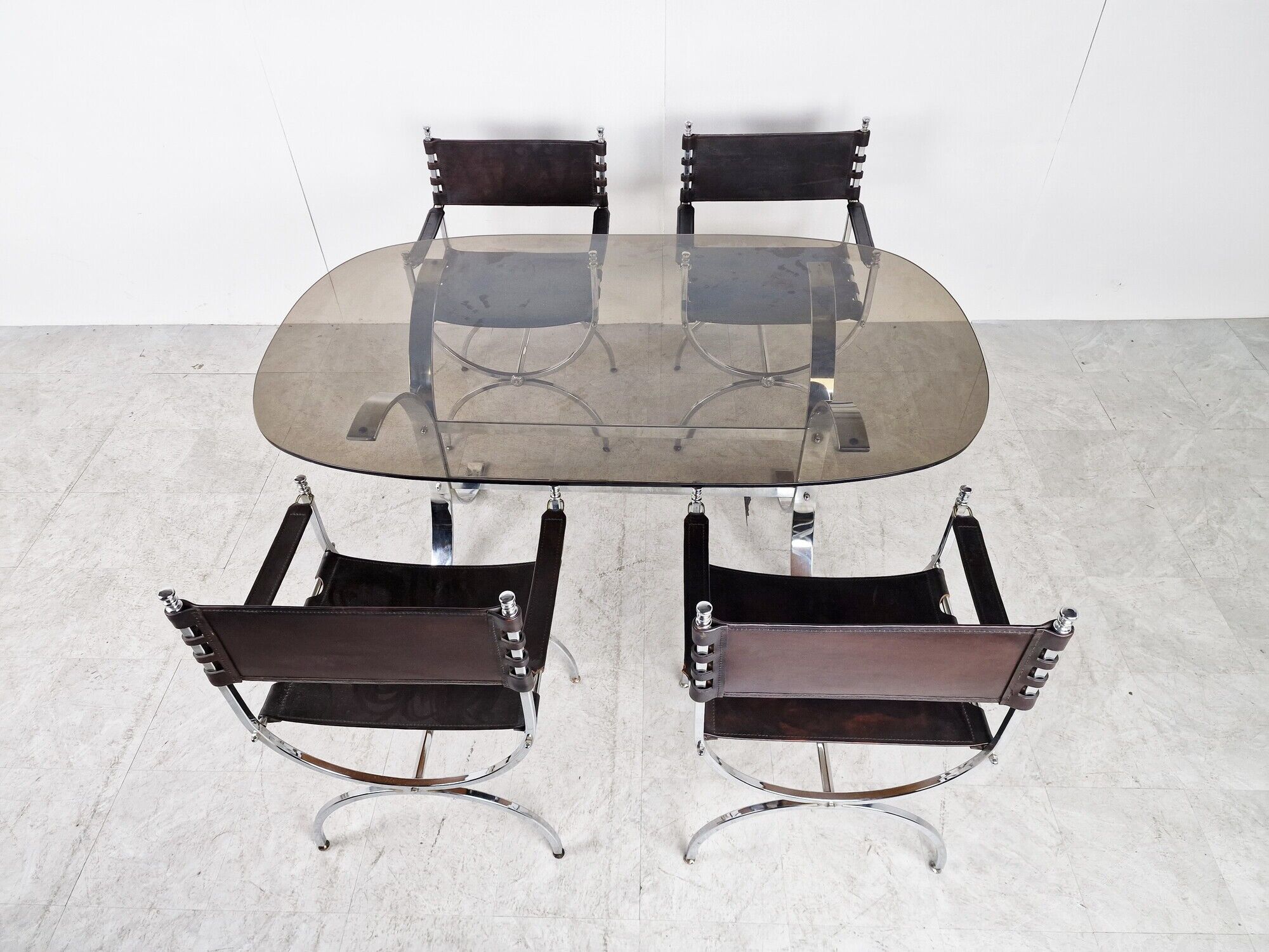 Chaises et table, années 1960