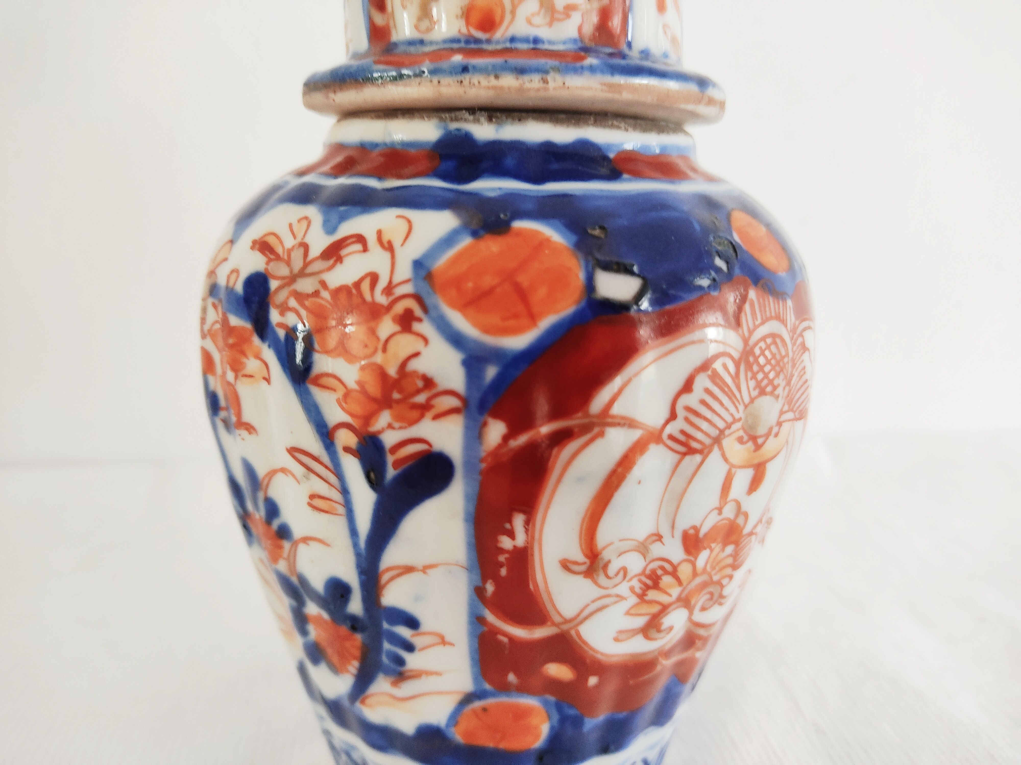 Covered vase Imari Japan 19th century