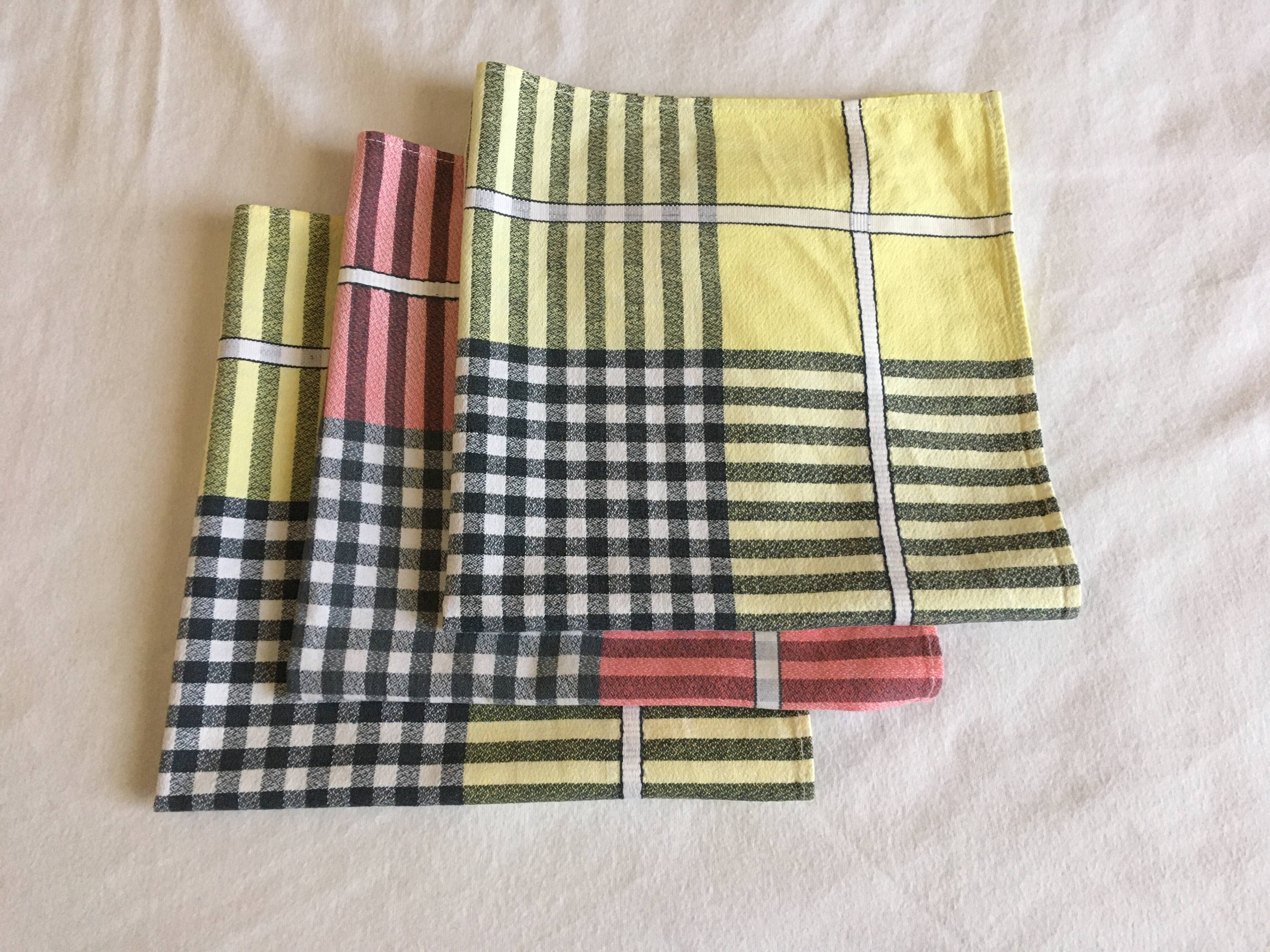 3 red/yellow bistro napkins 47 x 47