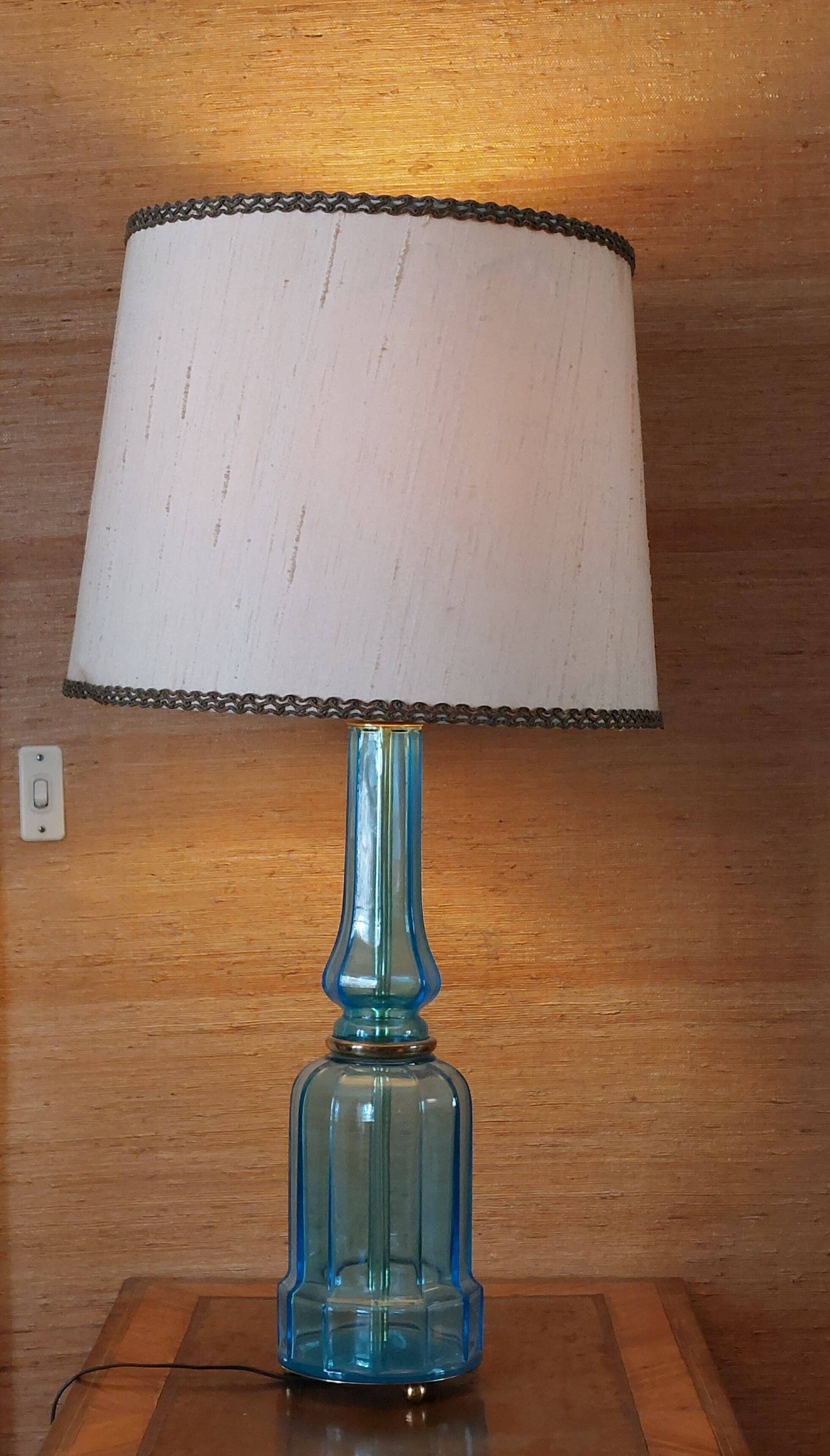 Lampe ; piètement en verre bleu et laiton doré