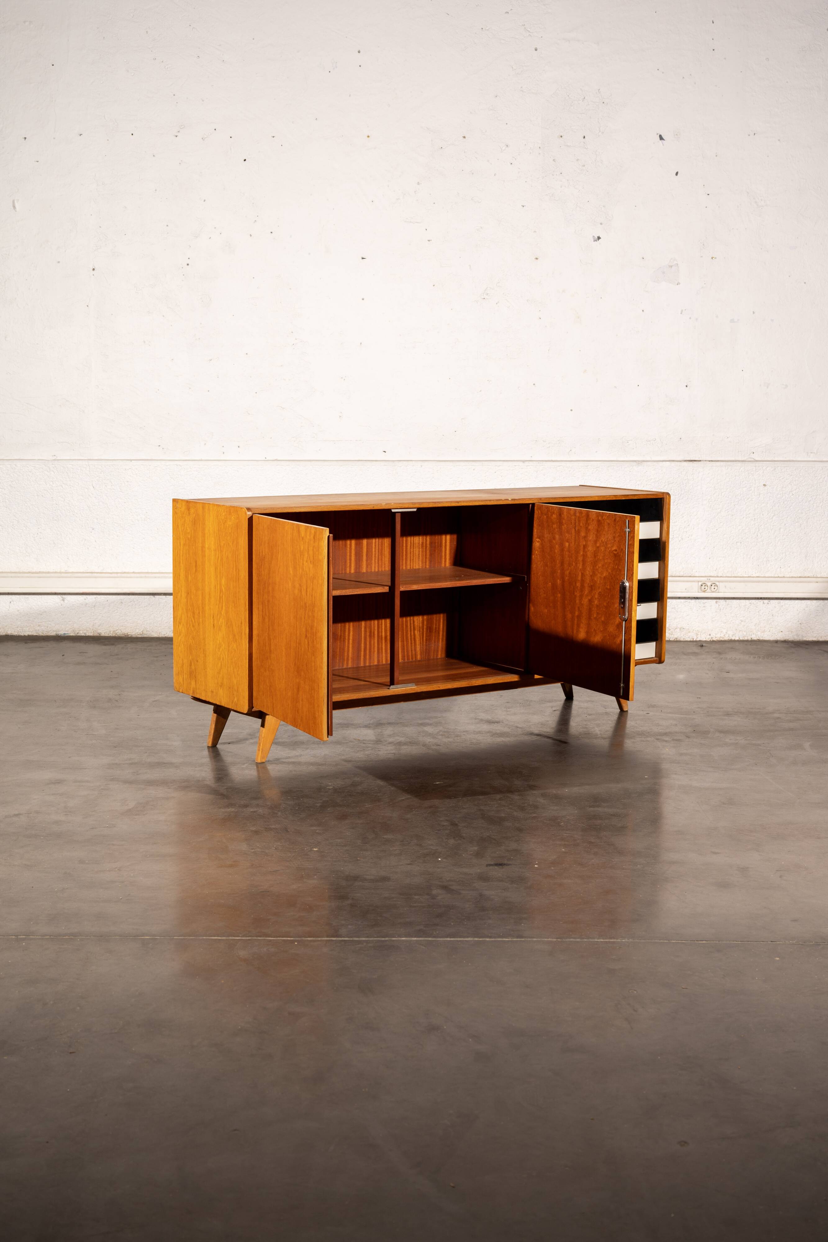 JIROUTEK BLACK AND WHITE SIDEBOARD