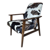 Fauteuil des années 70 de type 300-227 en velours de cuir de vachette restauré.