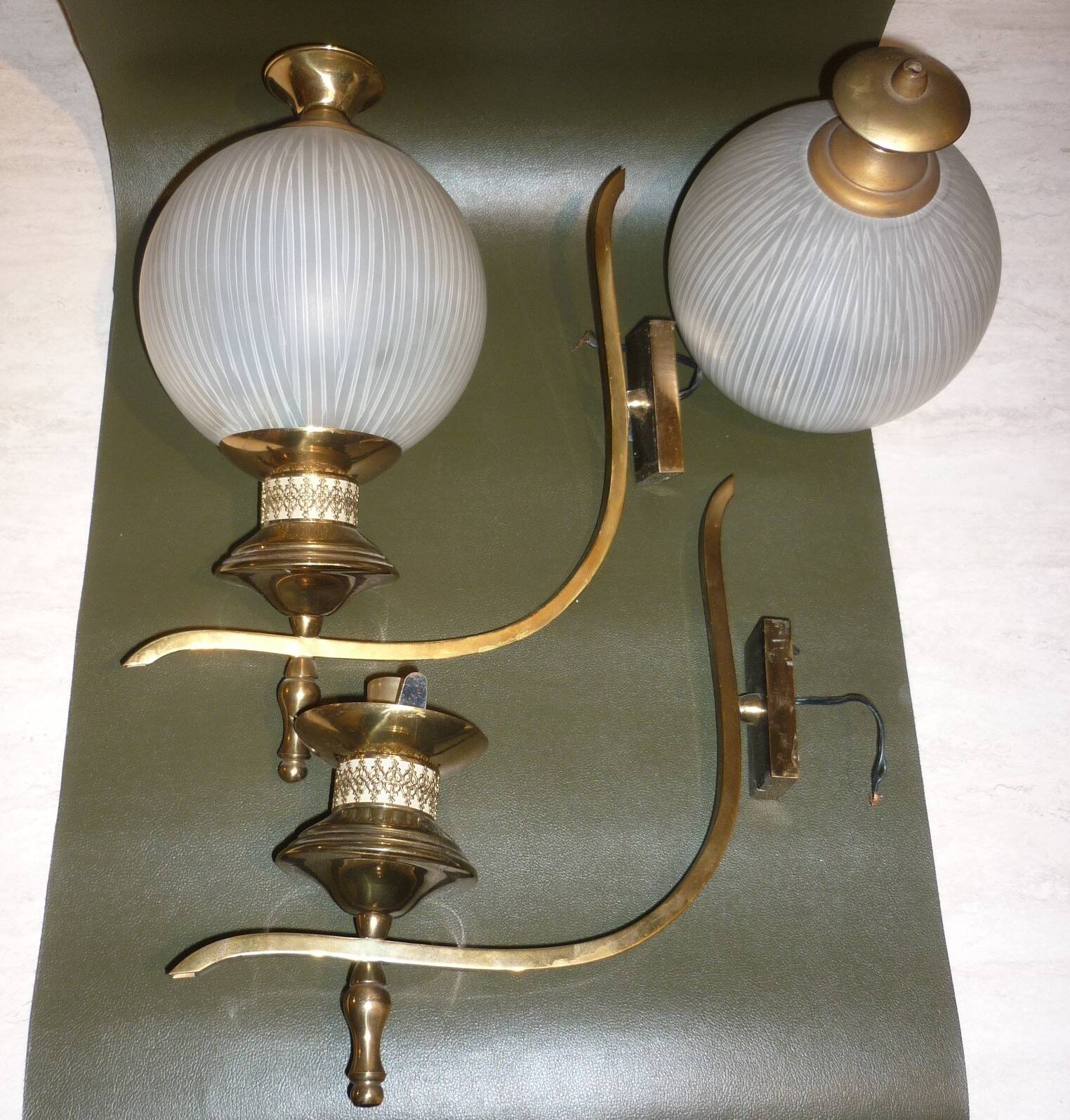Pair of wall lights in gilded brass and glass balls