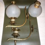 Paire d'appliques en laiton doré et boules de verre
