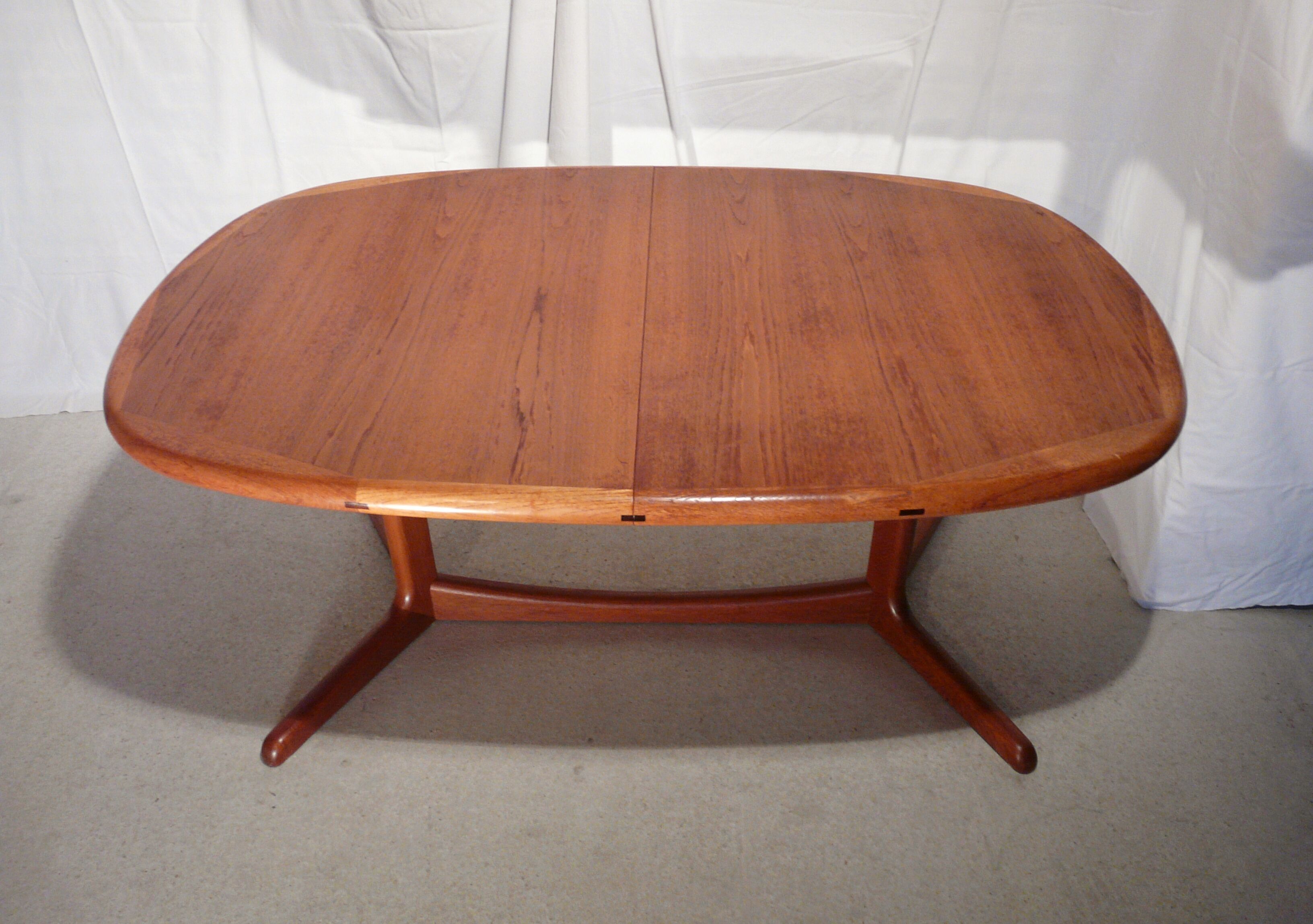 Scandinavian expandable table in Laurits M Larsen teak