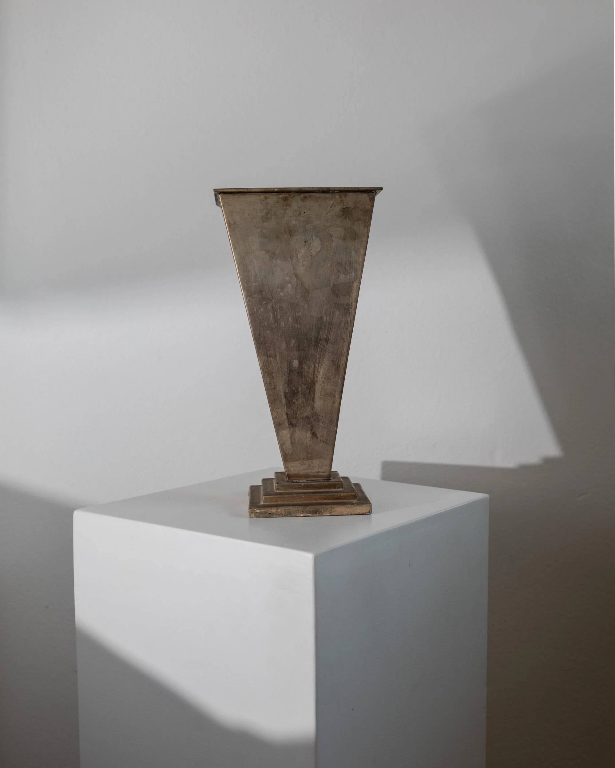 Vase pyramidal vintage en métal argenté des années 1980