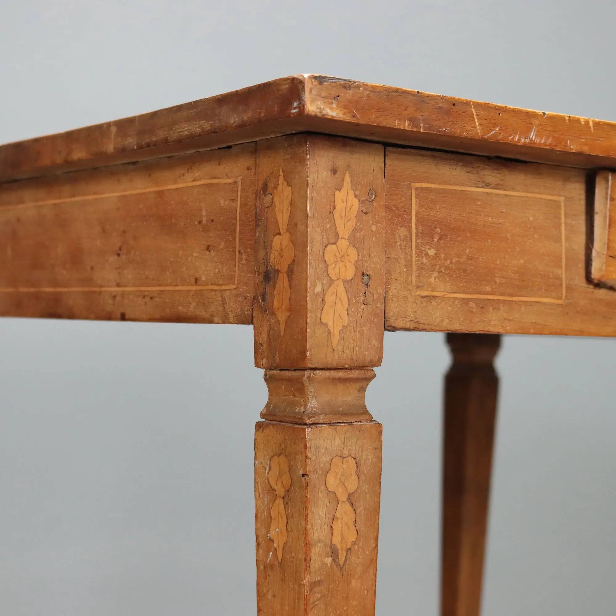 Antique neoclassical walnut coffee table with maple inlays, 18th century.