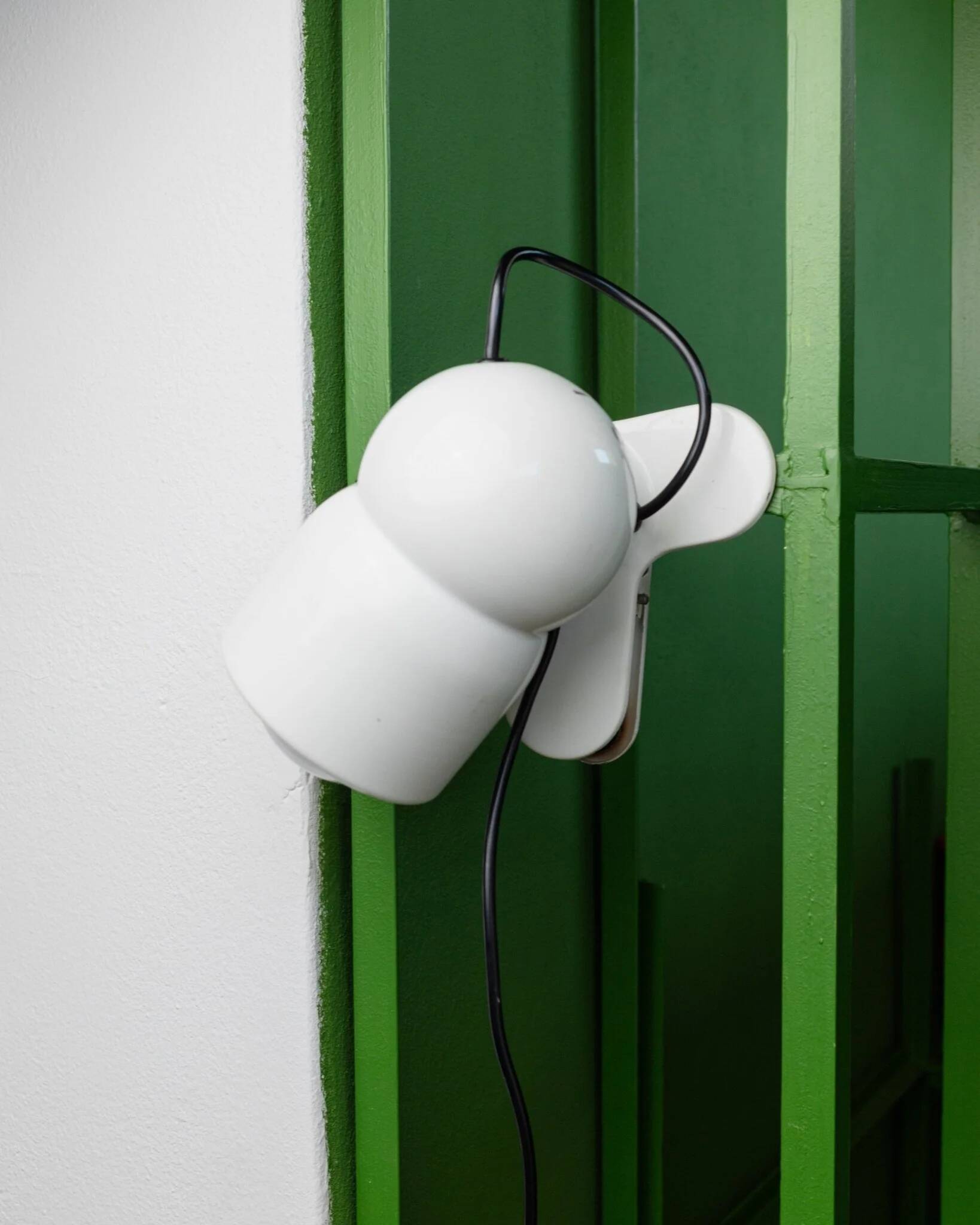 Lampe robot en métal blanc rare par Elio Martinelli, années 1960, design à clip et pivotant.