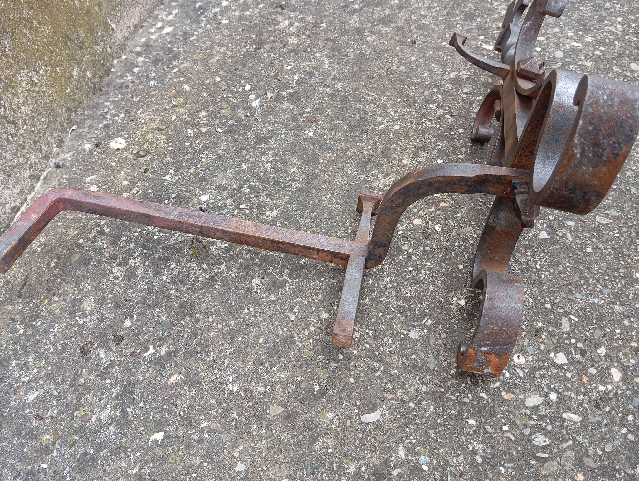 Pair of fleur-de-lys pattern andiron