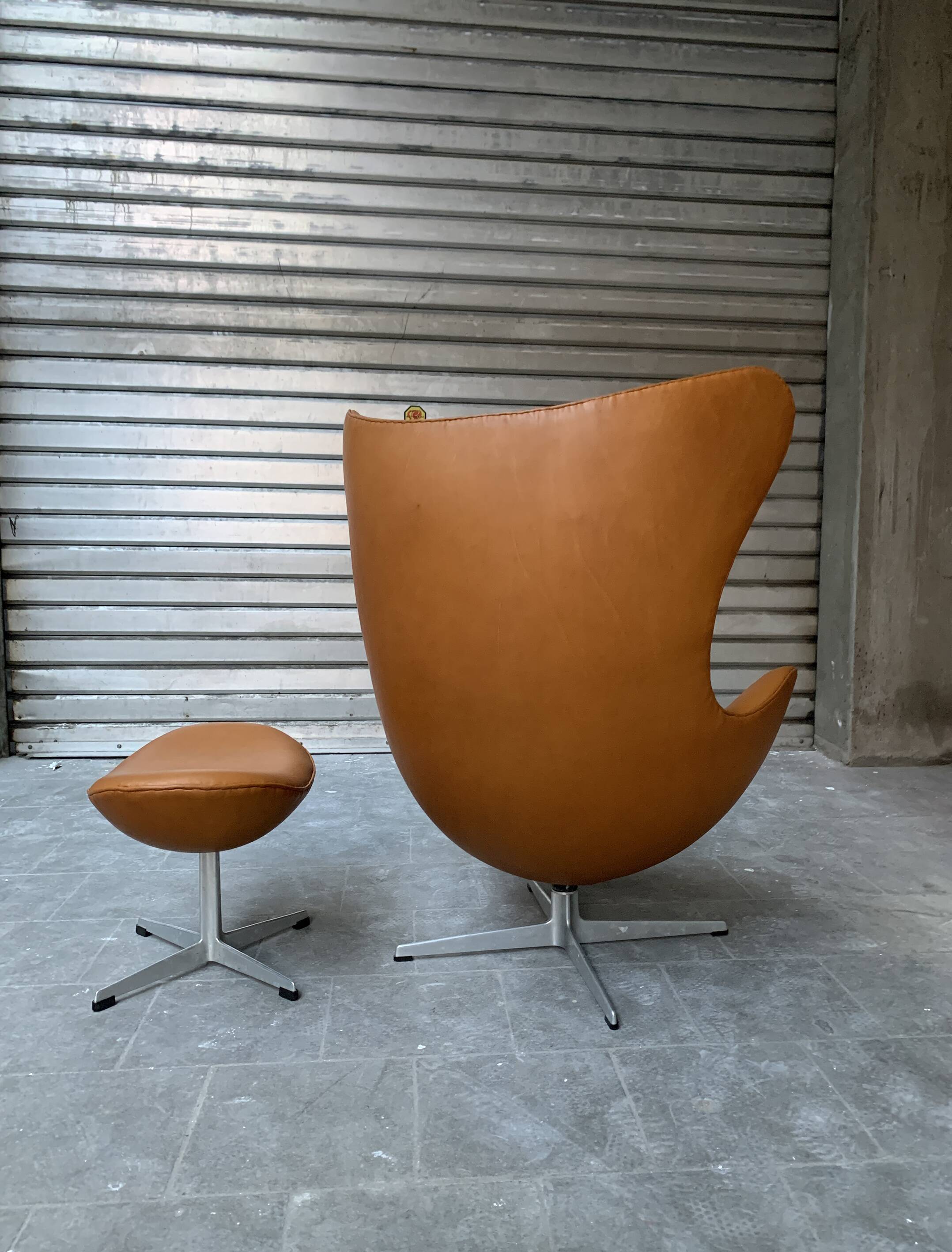 Restored Arne Jacobsen Egg armchair and ottoman for Fritz Hansen, 1960s