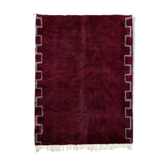 Tapis marocain moderne rouge foncé