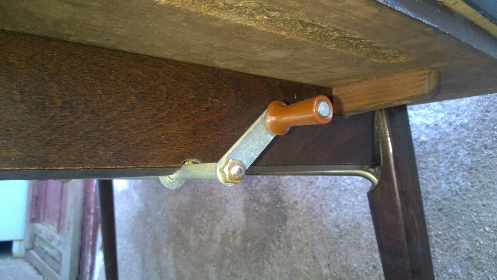 Extensible table of the 50s