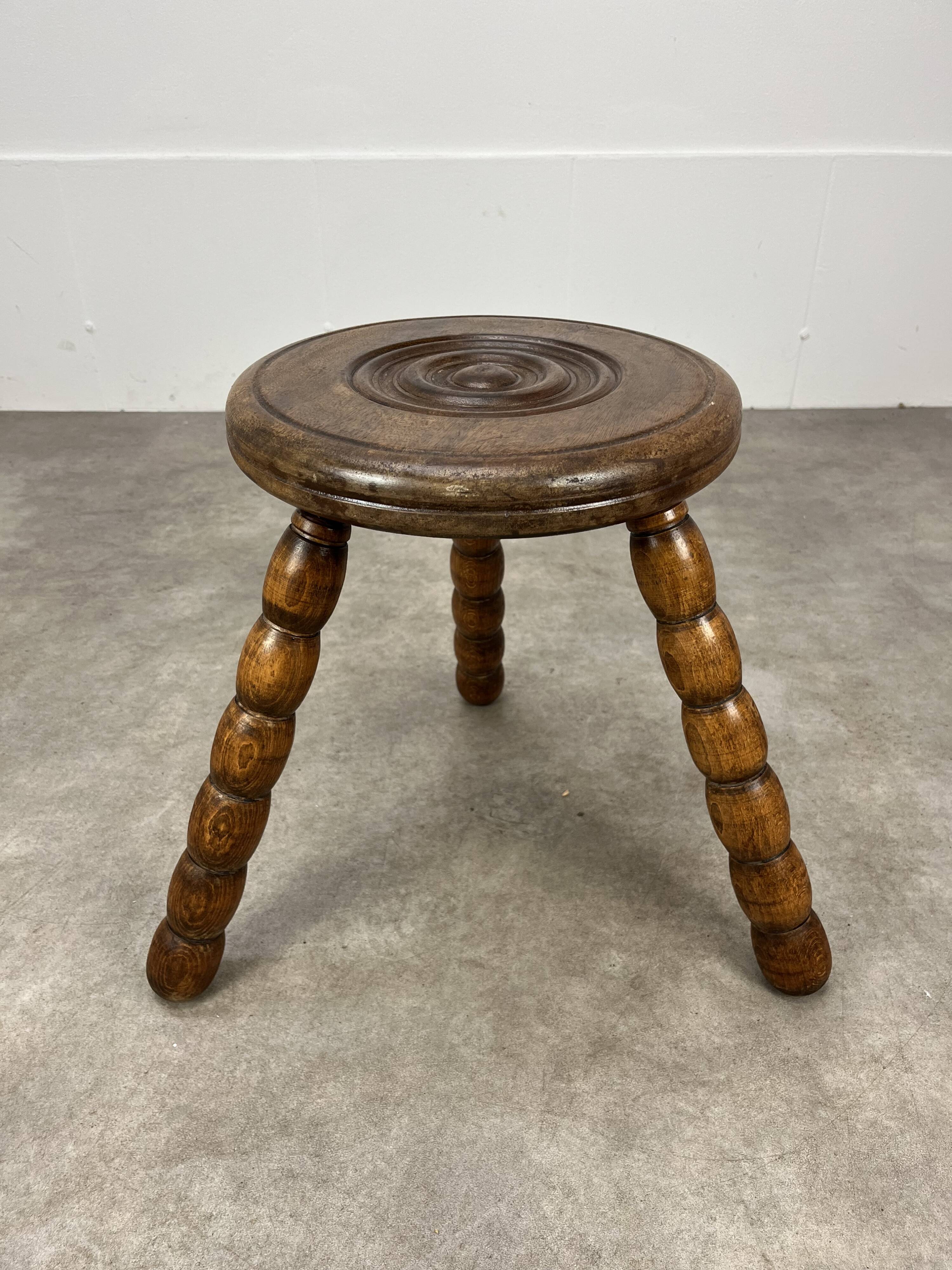 Tabouret tripode brutaliste dans le goût de Dudouyt